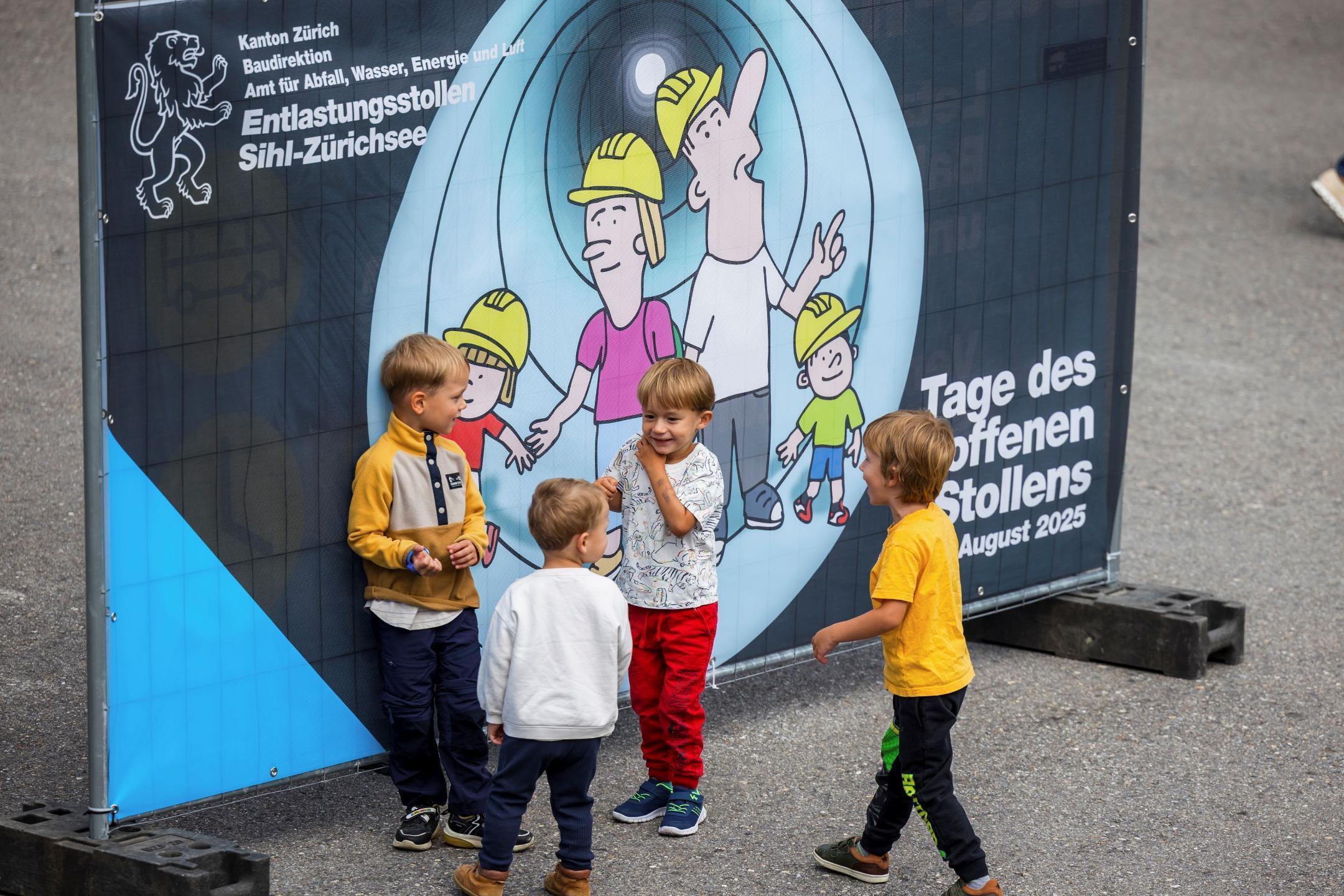 Kinder vor einem Plakat mit dem Titel «Tage des offenen Stollens».