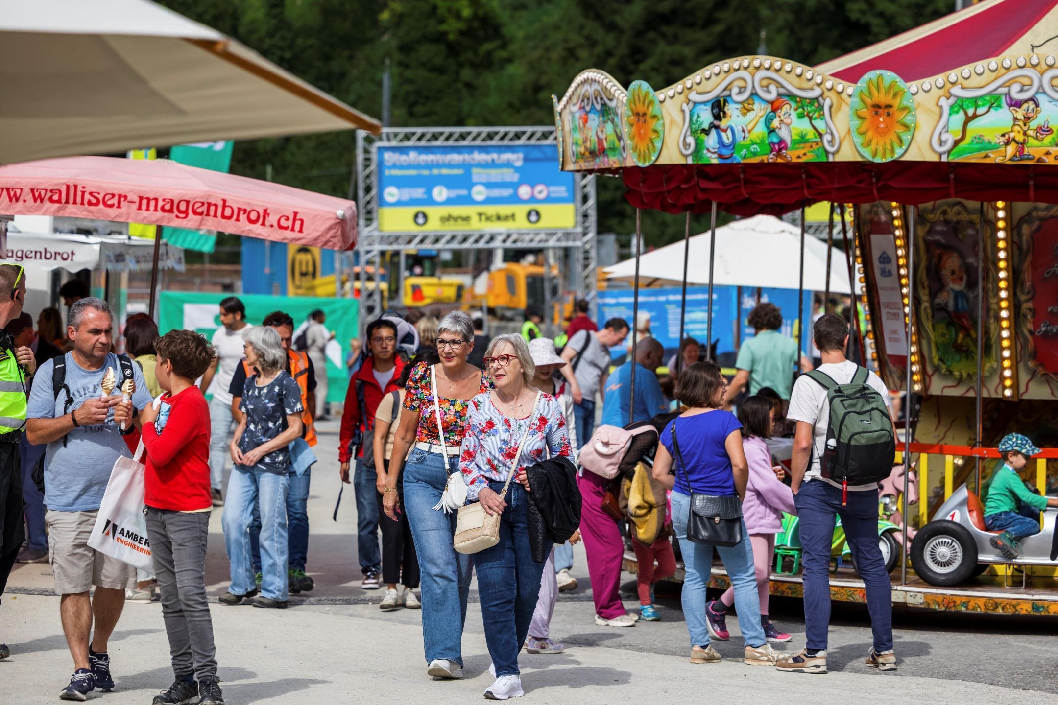 Leute kommen und gehen und ein Karussell in Betrieb.