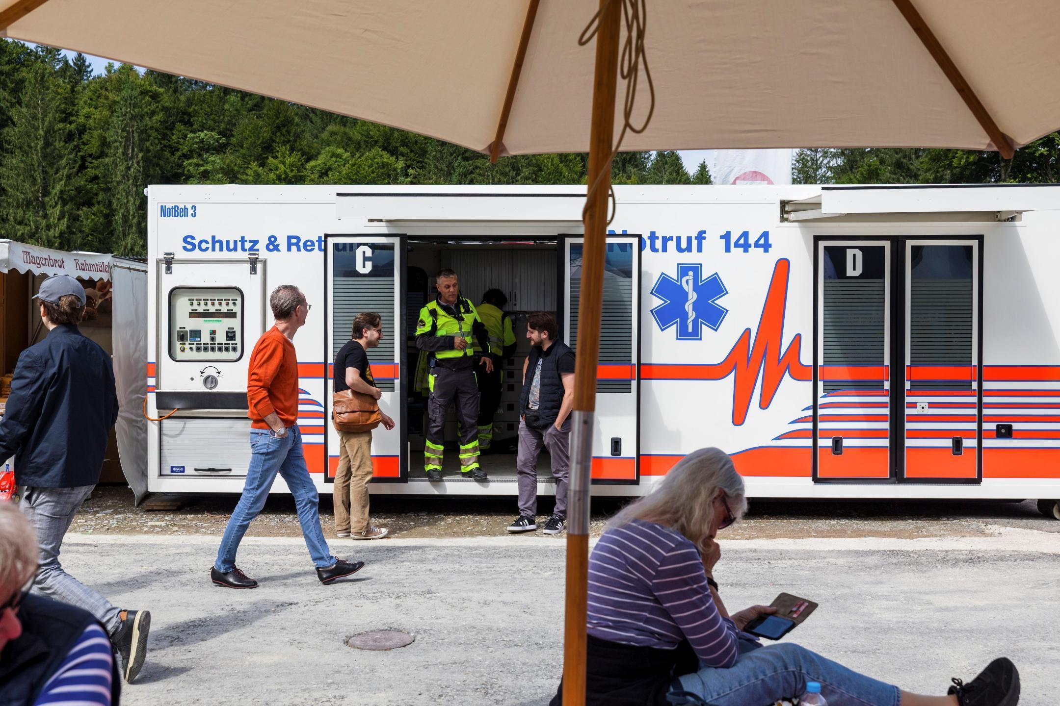 Ambulanzraum von Schutz und Rettung Zürich am Rande des Festgeländes.