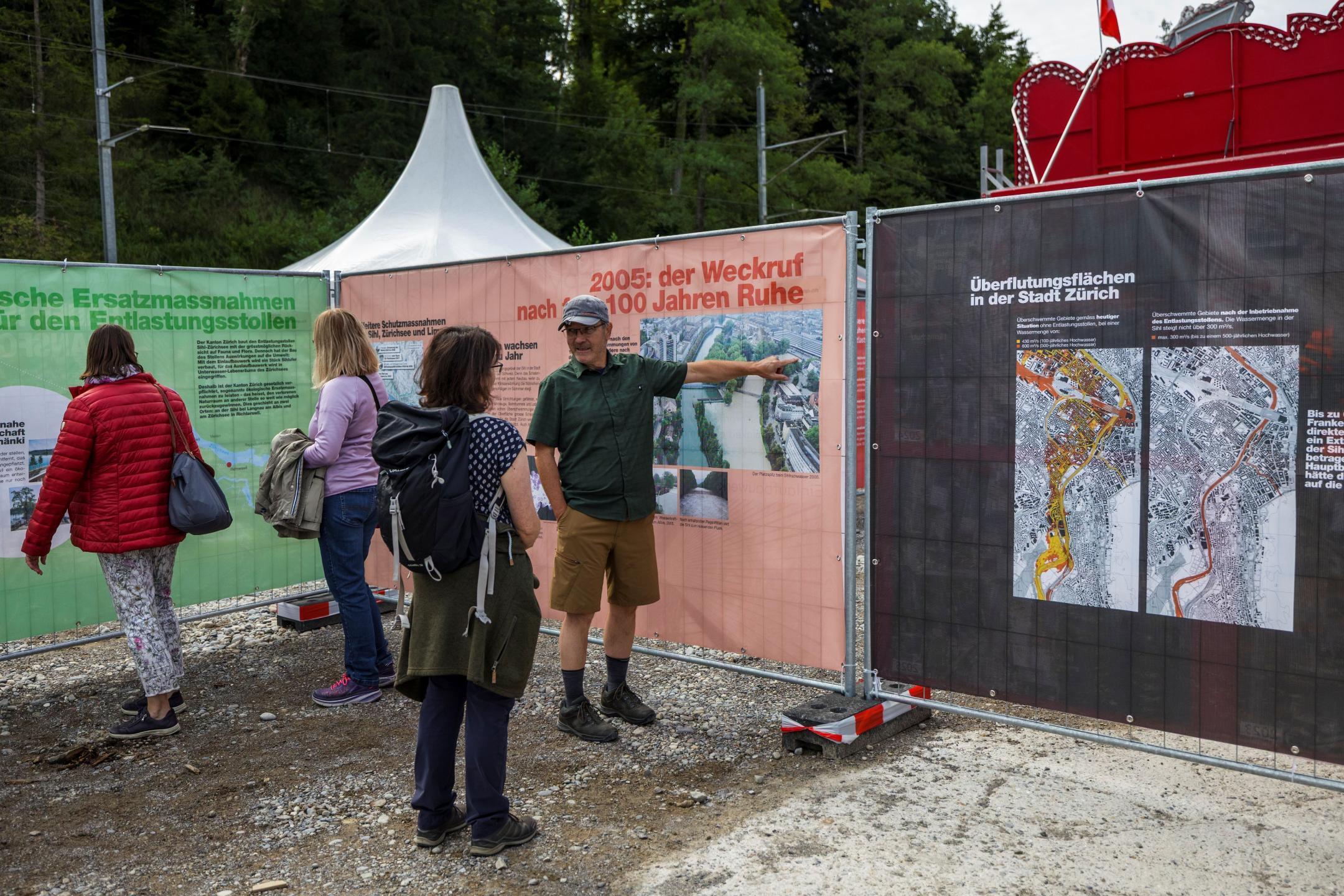 Leute studieren die Plakate der Tage des offenen Stollens.