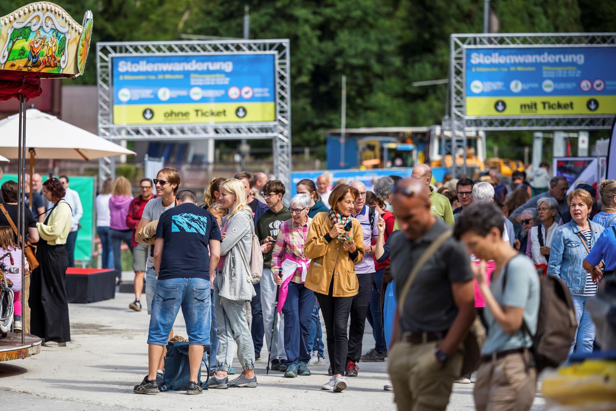 Andrang der Menschenmenge auf dem Stollengelände.