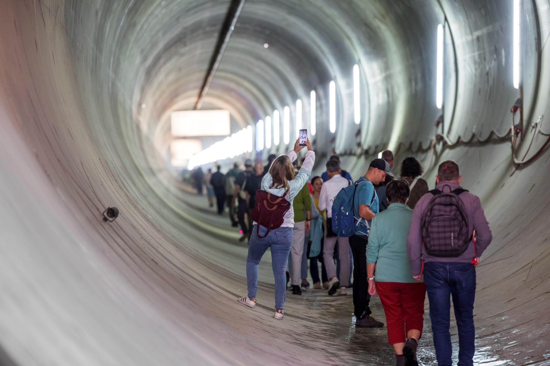 Menschen im Stollen an der Stollenwanderung.