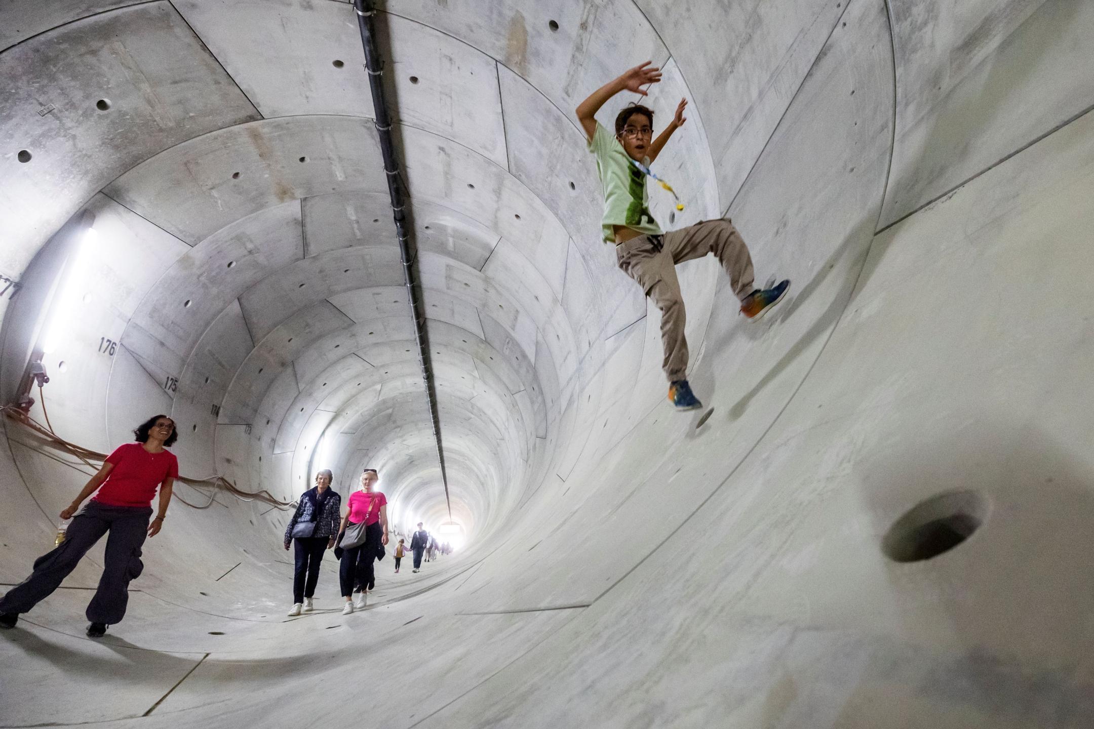 Innerhalb des Stollens sprintet ein Junge die Stollenwand hoch.