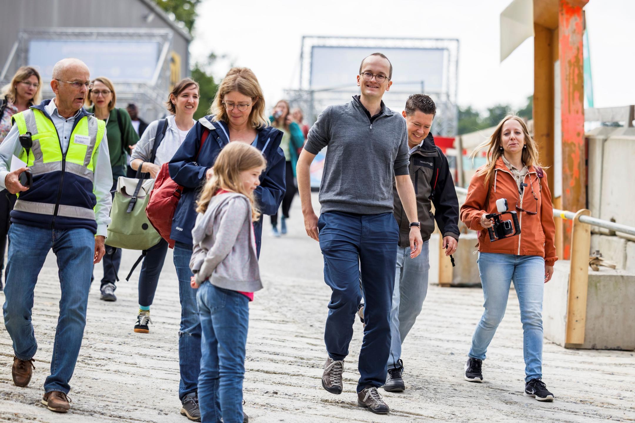 Der Regierungspräsident mit anderen Leuten auf der Stollenwanderung.