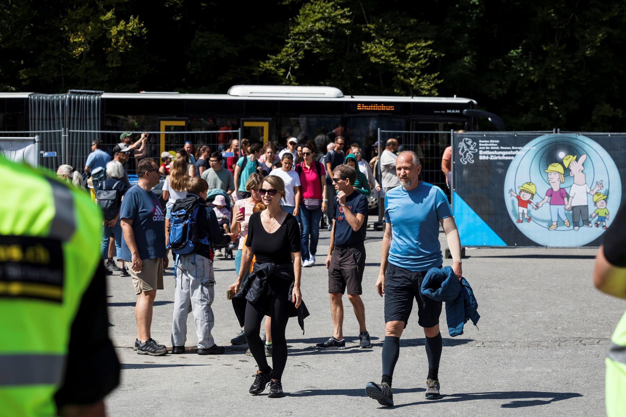 Menschen, die sich über das Festgelände bewegen.