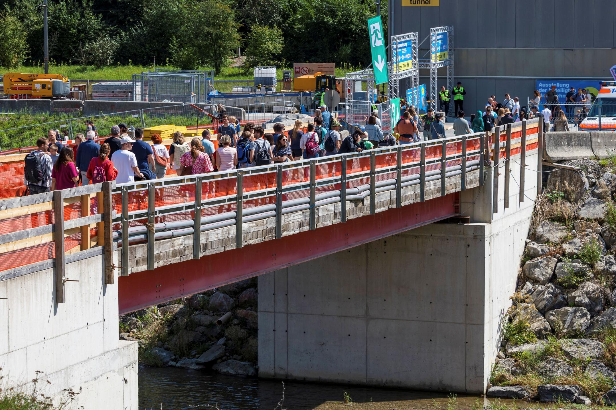 Menschenmenge, die über die Brücke geht