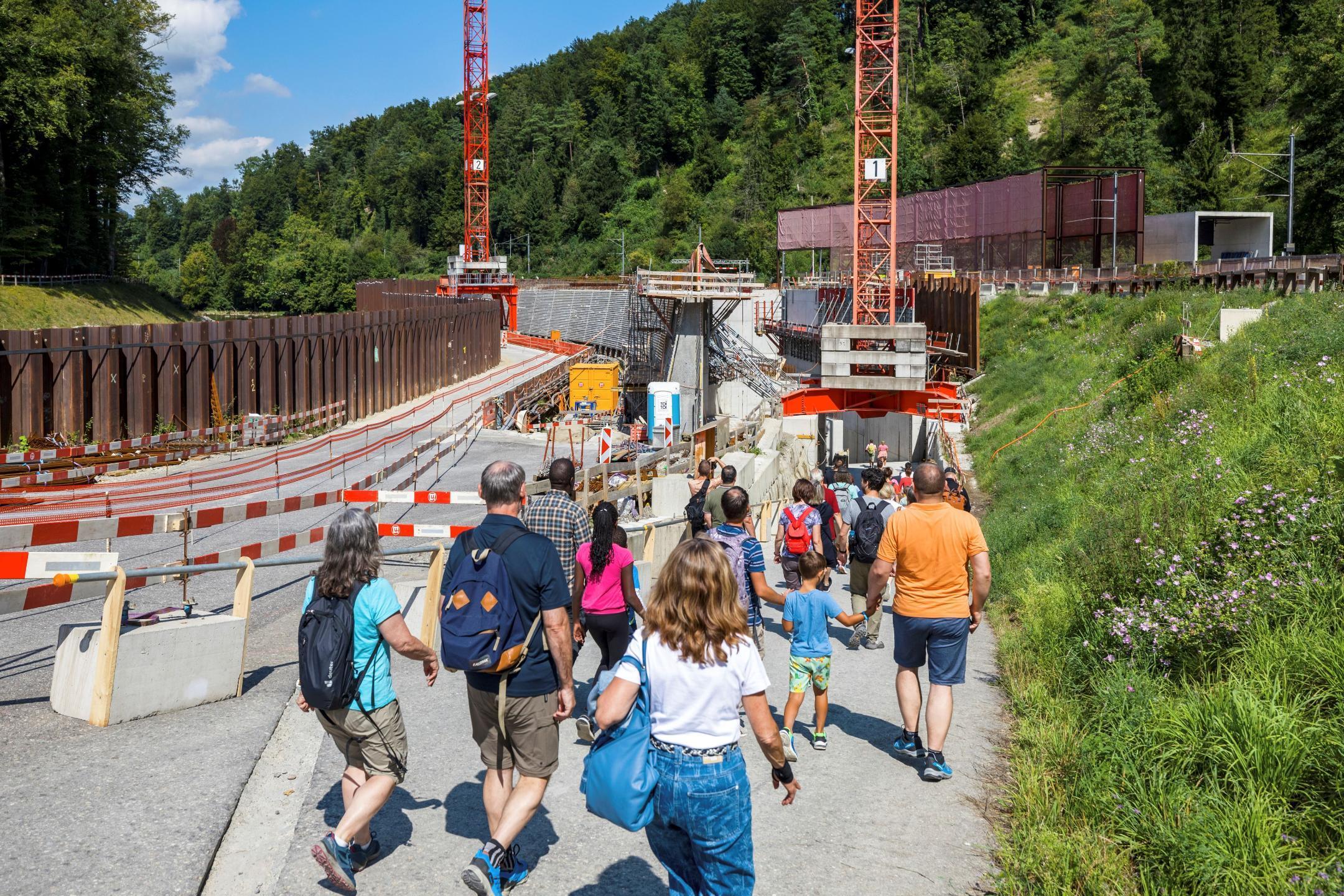 Wandernde auf dem Weg zum Stollen.