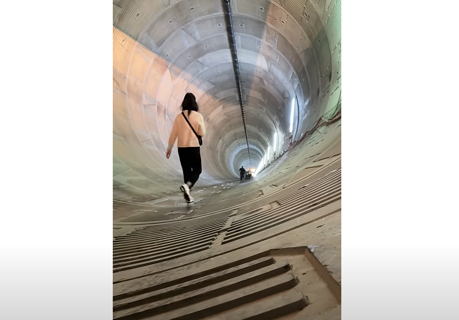 Standbild Stollenwanderung: Eine Frau steigt in den Stollen hoch.