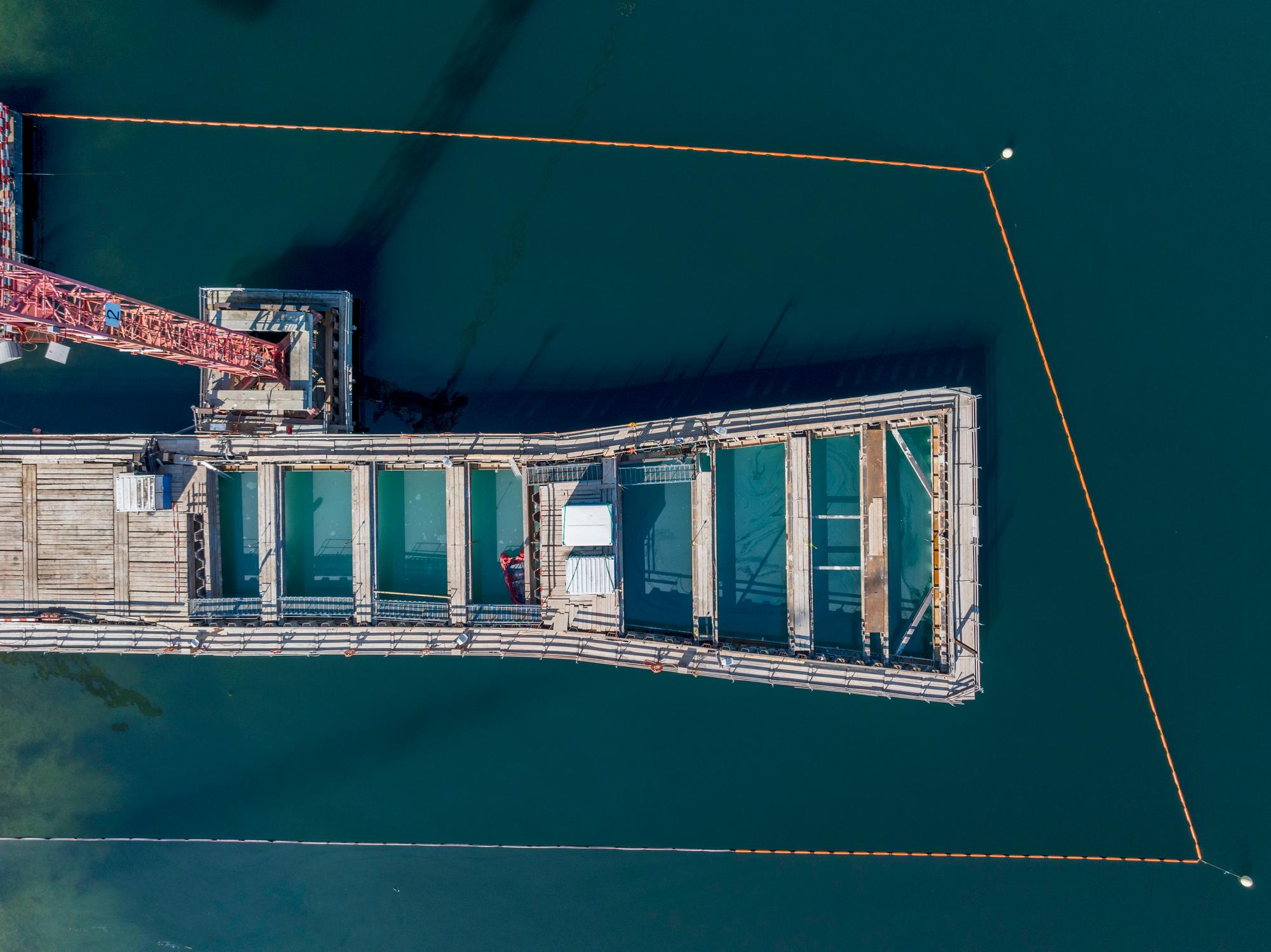 Drohnenaufnahme aus der Vogelperspektive auf das Auslaufbauwerk im Zürichsee.