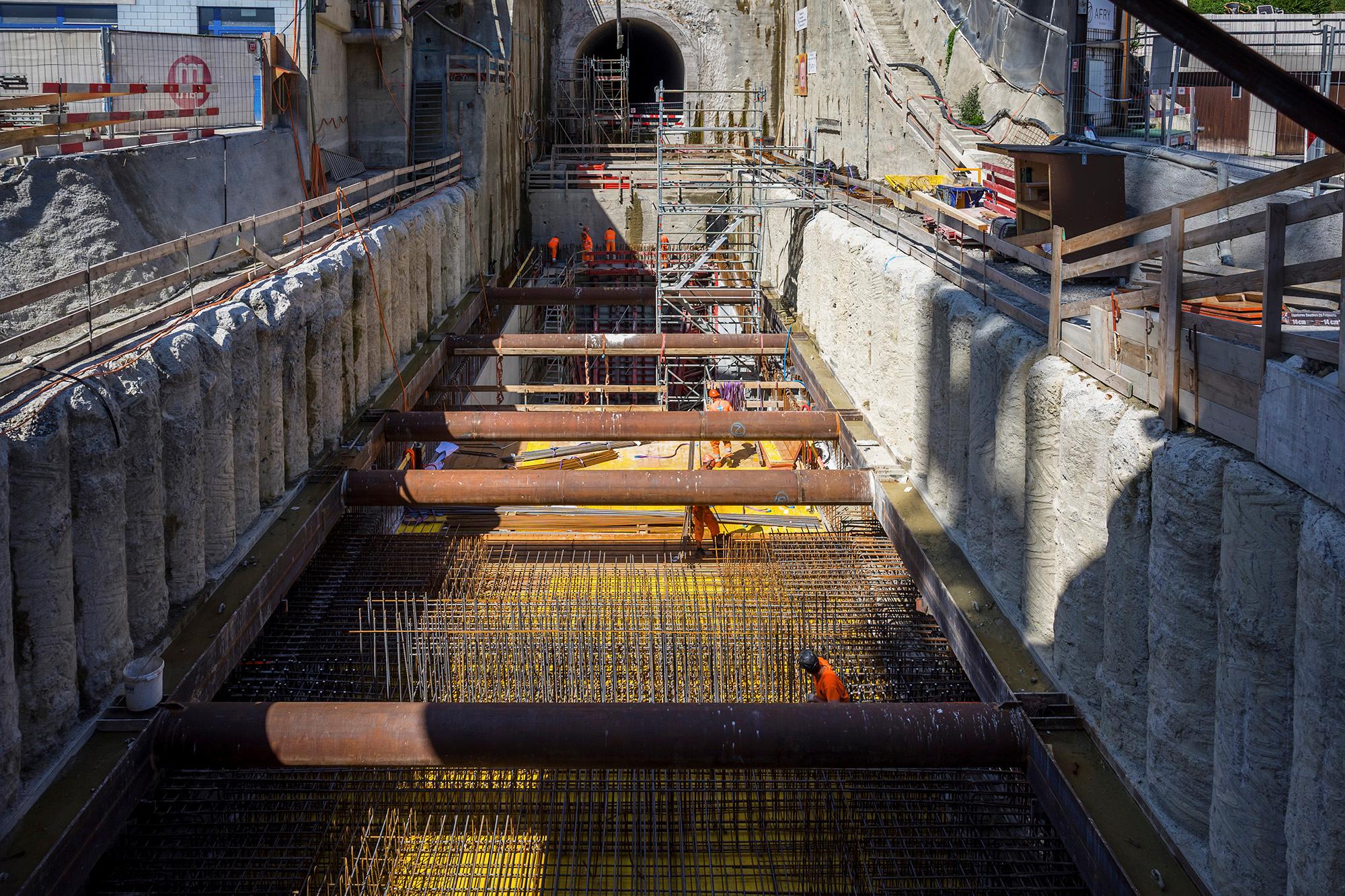 Aufnahme der Eisenverbauung in der Grube für die Toskammer, die links und rechts die Betonwände und in der Mitte das eingebaute Eisengitter festhält.