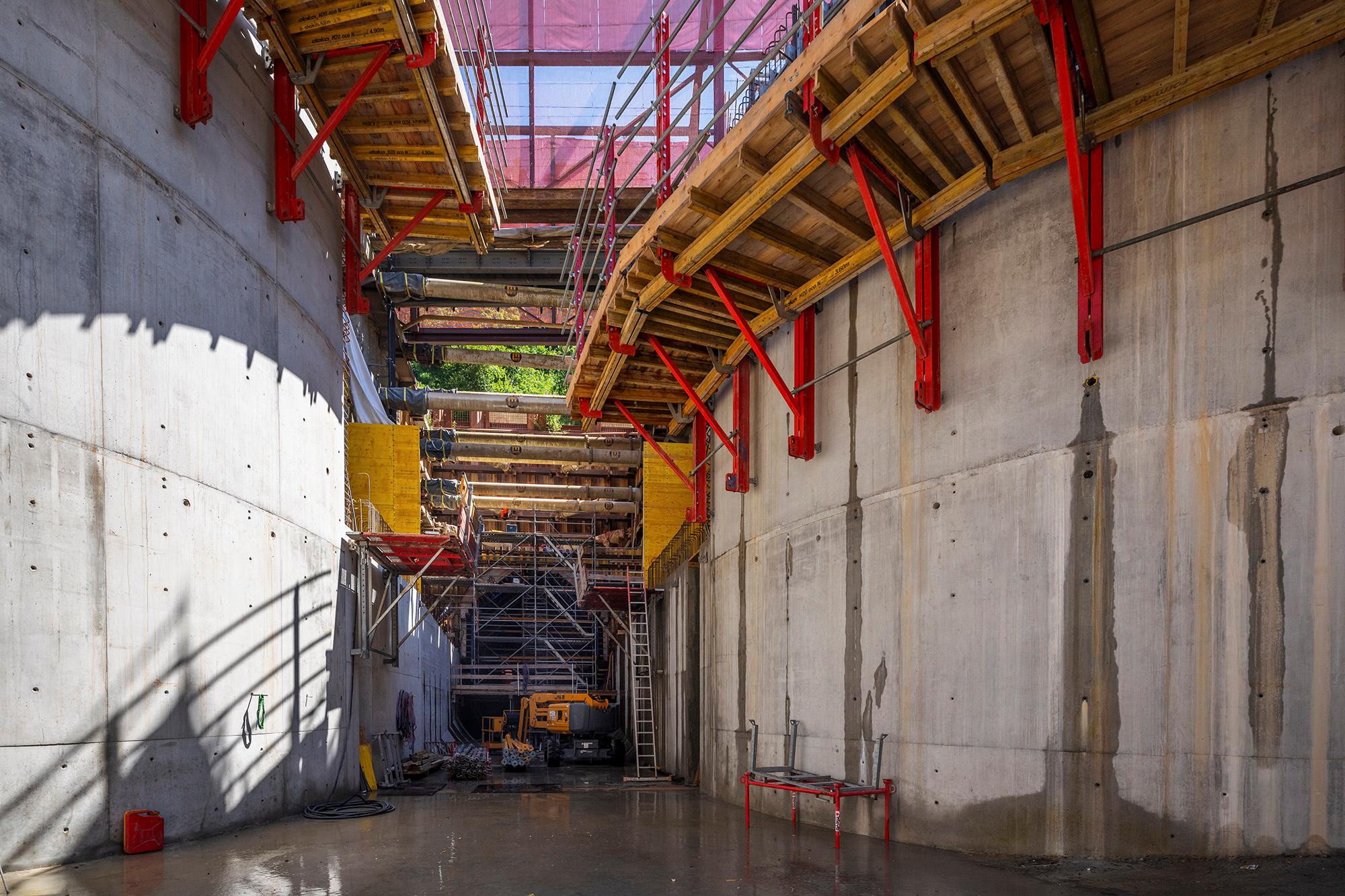 Aufnahme der Trichtermündung mit den hohen betonierten Wänden auf der Seite und dem Zugang zum Tunnel in der Mitte.