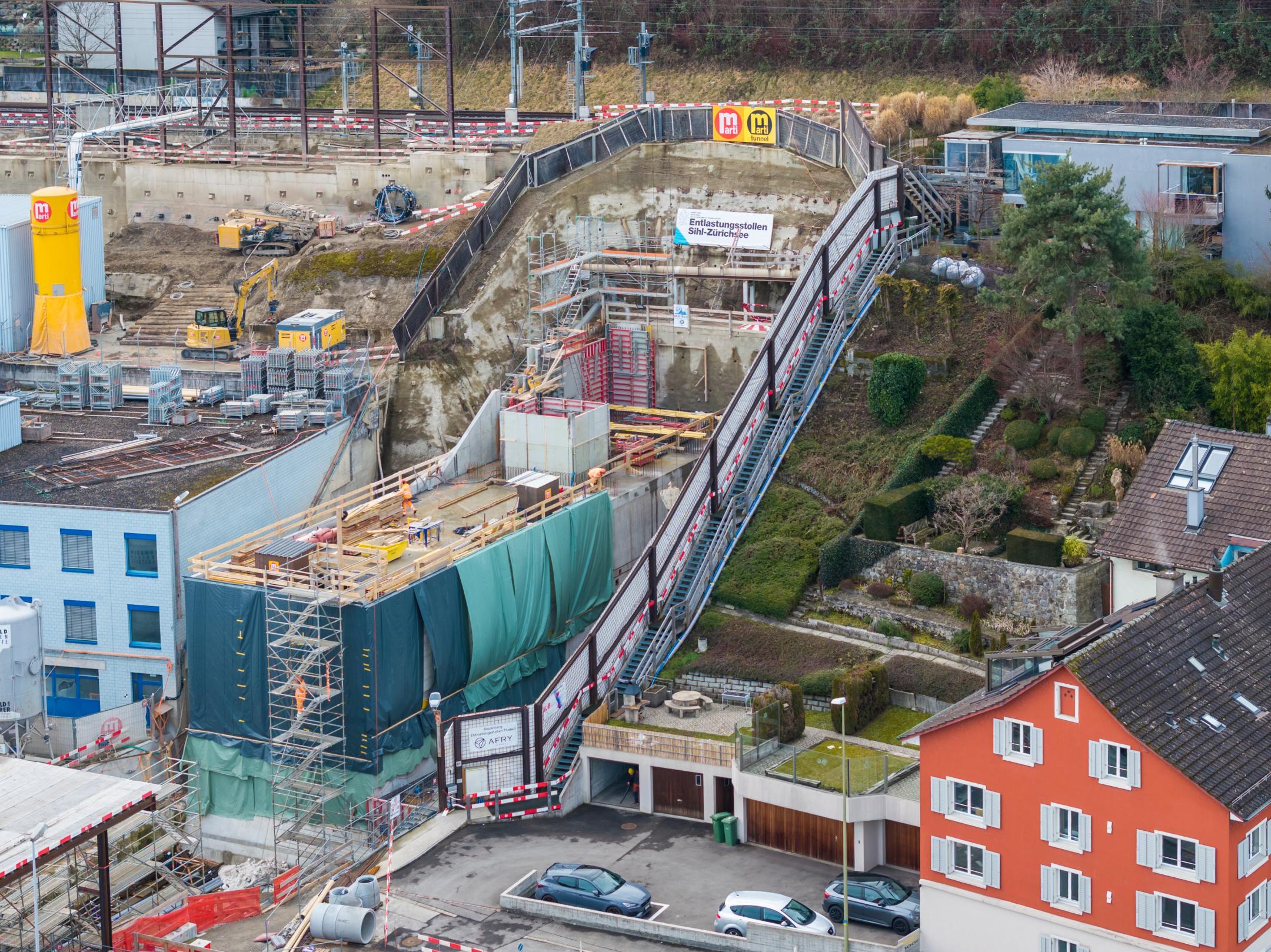 Die Toskammer am Stollenausgang eingekleidet in grüne Plachen und mit Baugerüst