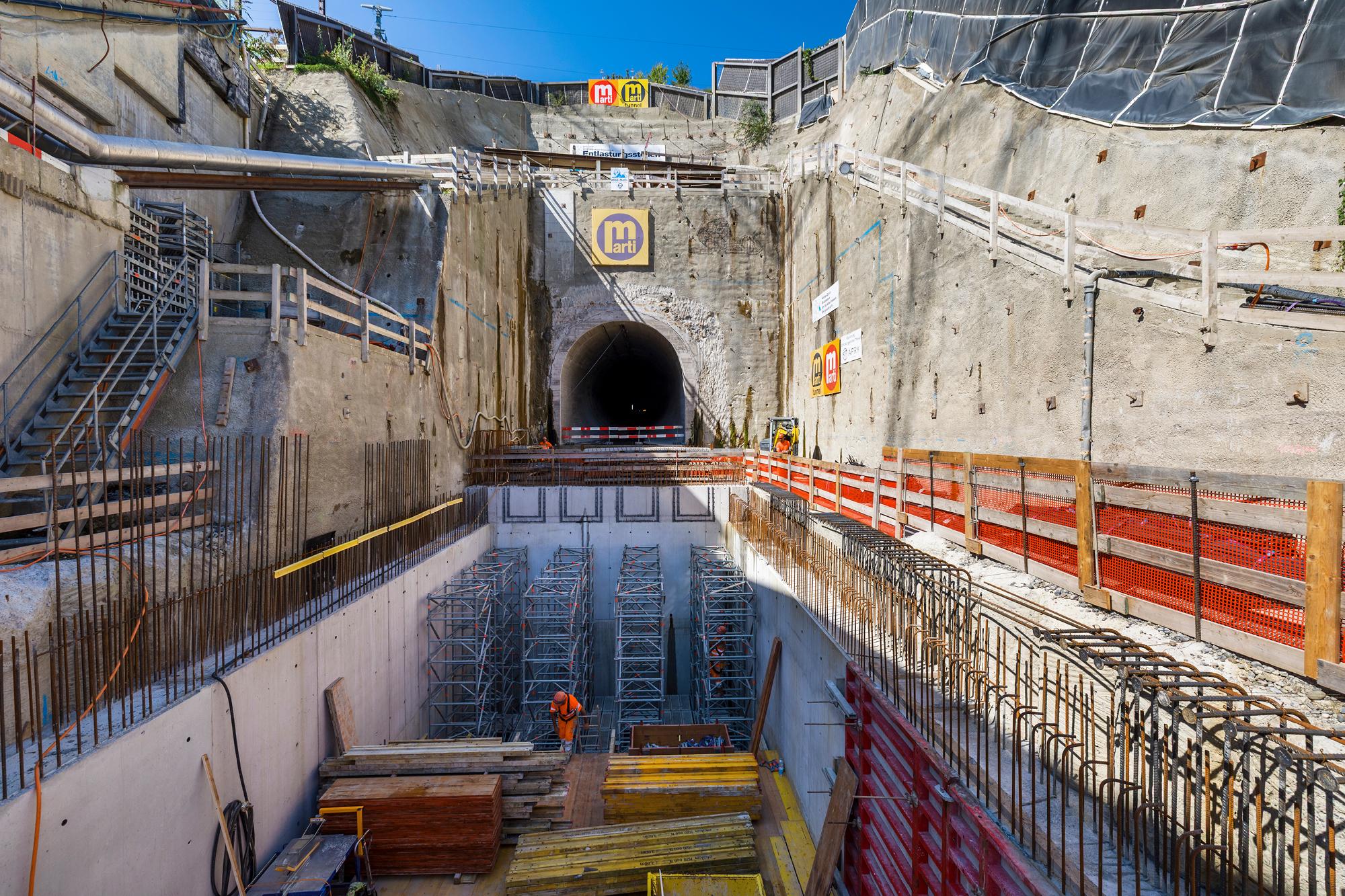 Stollenausgang, davor die Betonwände des Auslaufbauwerks