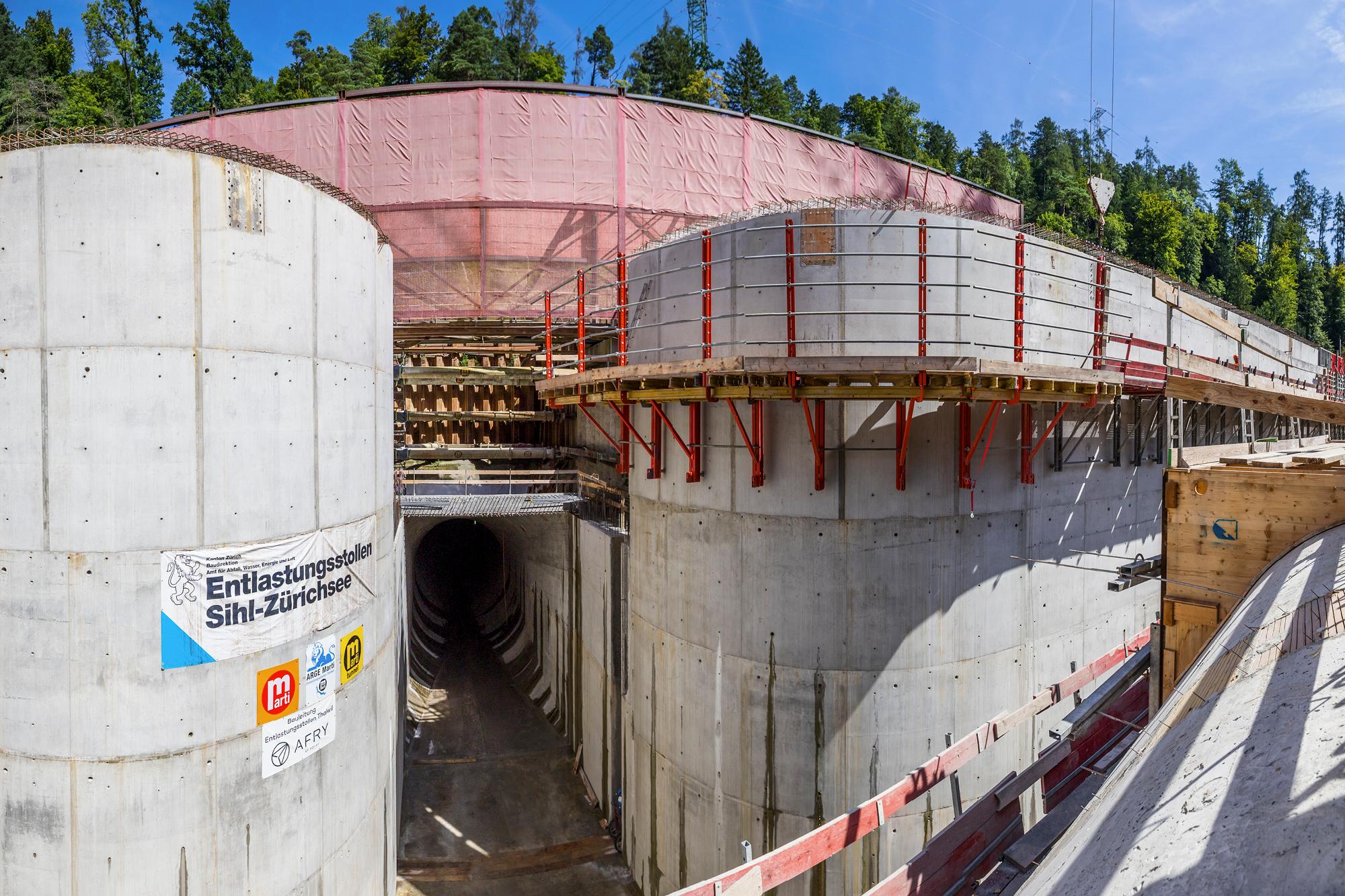 Der Stolleneingang und links und rechts davon hohe, abgerundete Betonmauern