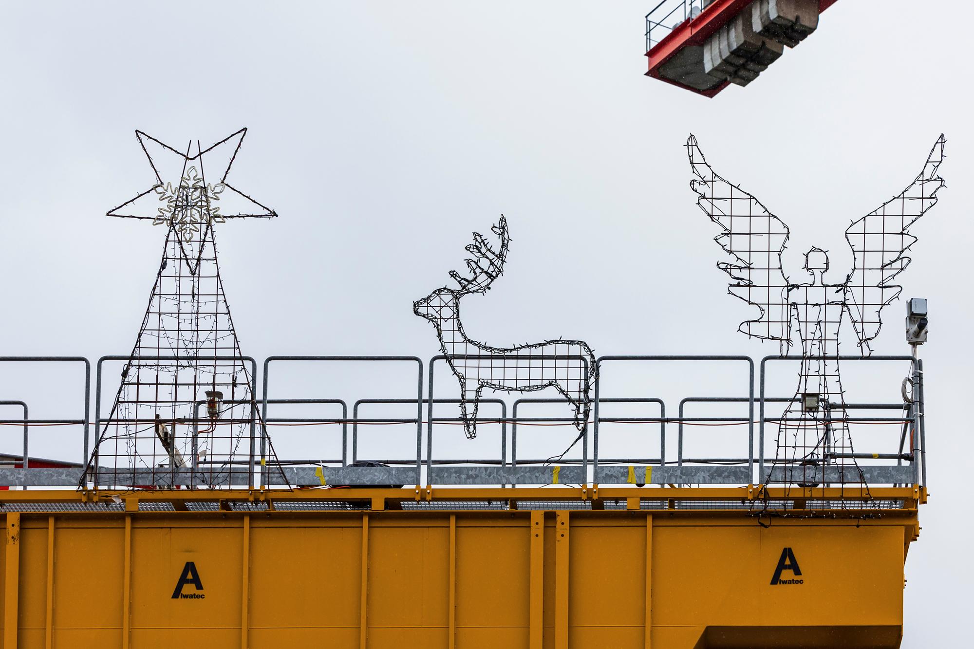 Weihnachtsfiguren auf Baucontainer: Ein Weihnachtsstern, ein Rentier und ein Engel