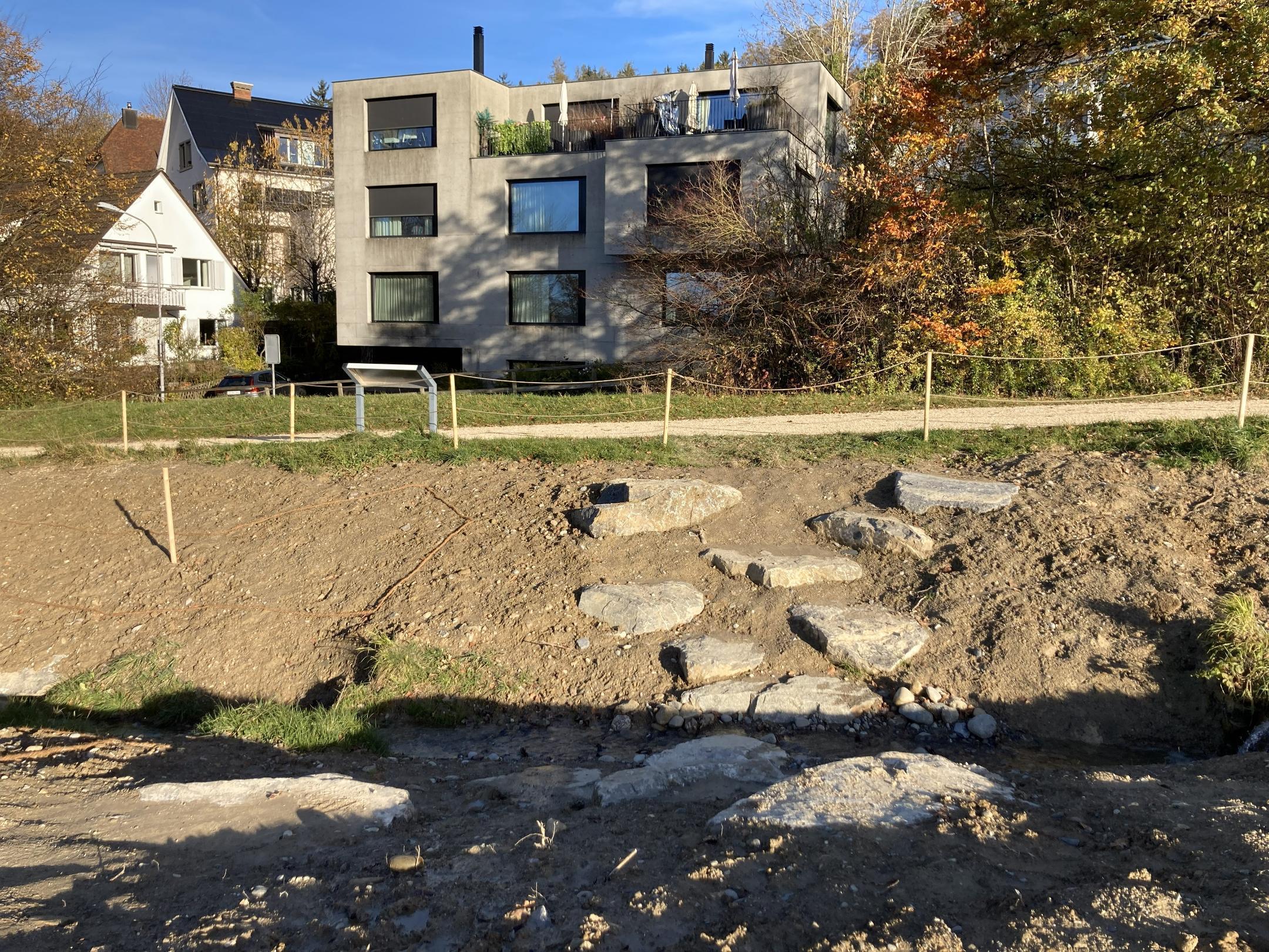 Der Spitalerbach nach Abschluss der Wasserbauarbeiten. Hier entstand der untere #hallowasser-Zugang. Zum Schutz der Ansaaten ist der Bereich vorerst noch abgesperrt.