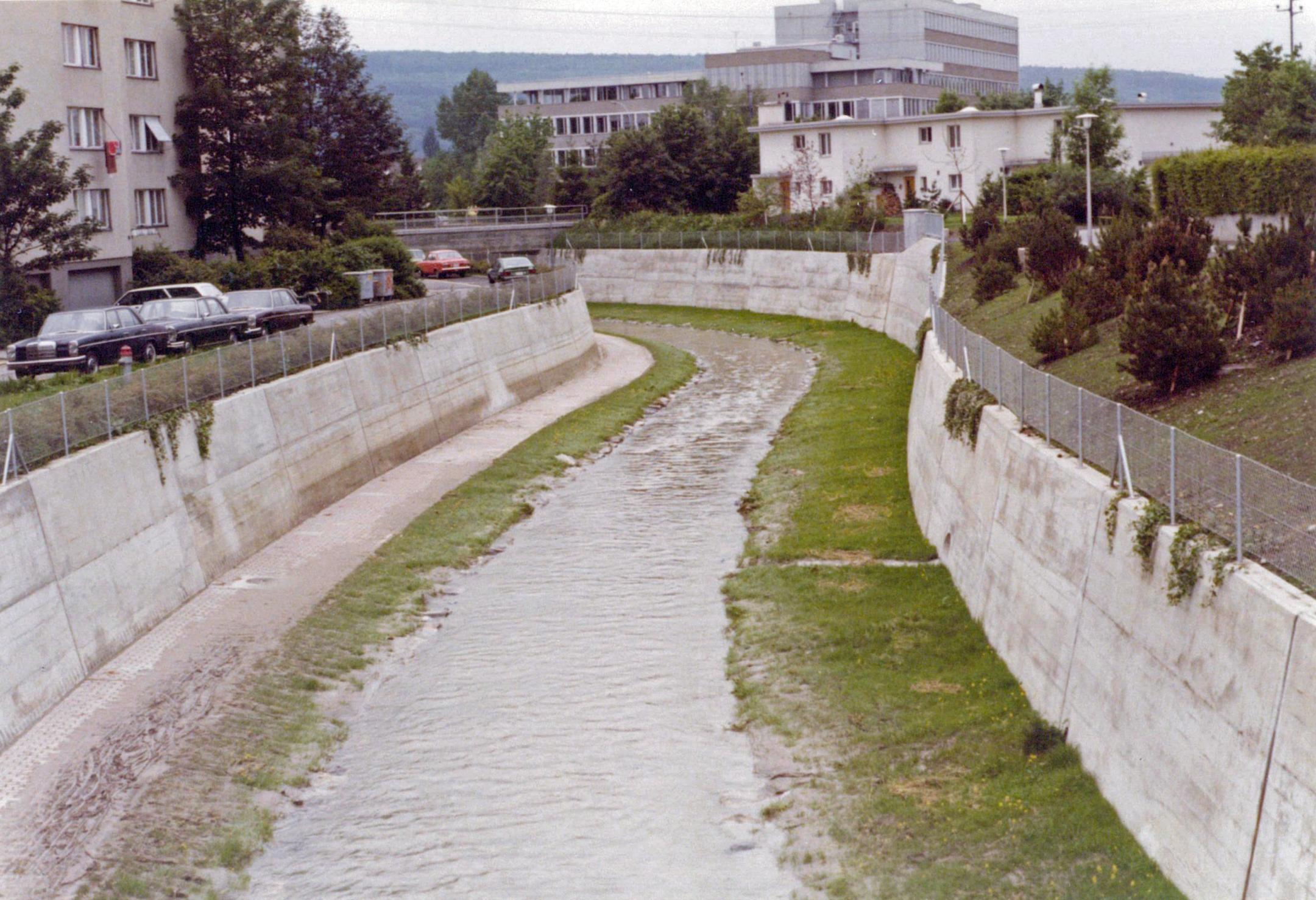Der Chriesbach in Dübendorf vor der Aufwertung um 1980 - seitlich des Chriesibaches erheben sich Betonwände.