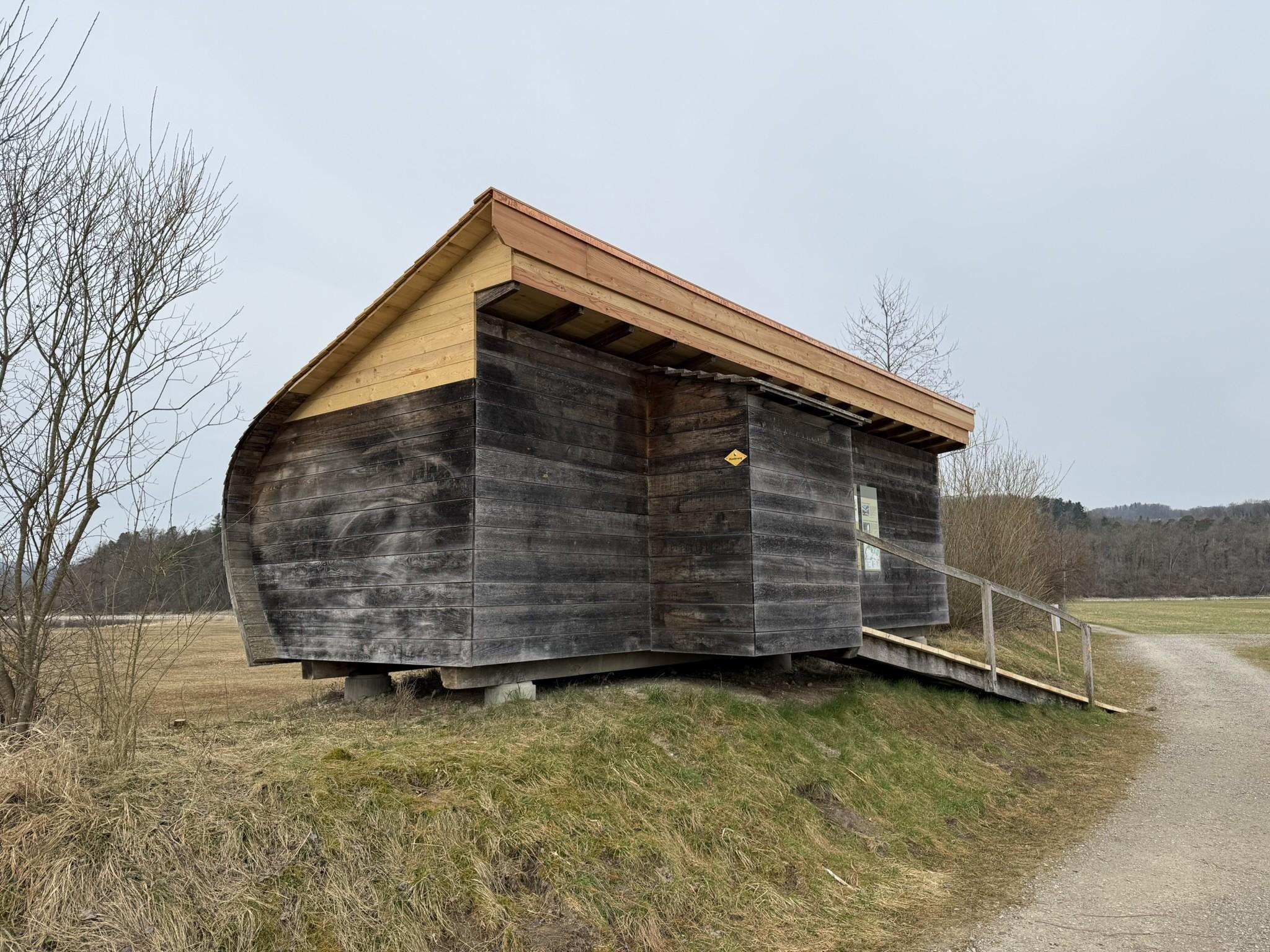 Hide Schöni nach der Sanierung mit den hellen, neuen Holzteilen und dem grösseren Gefälle des Daches.