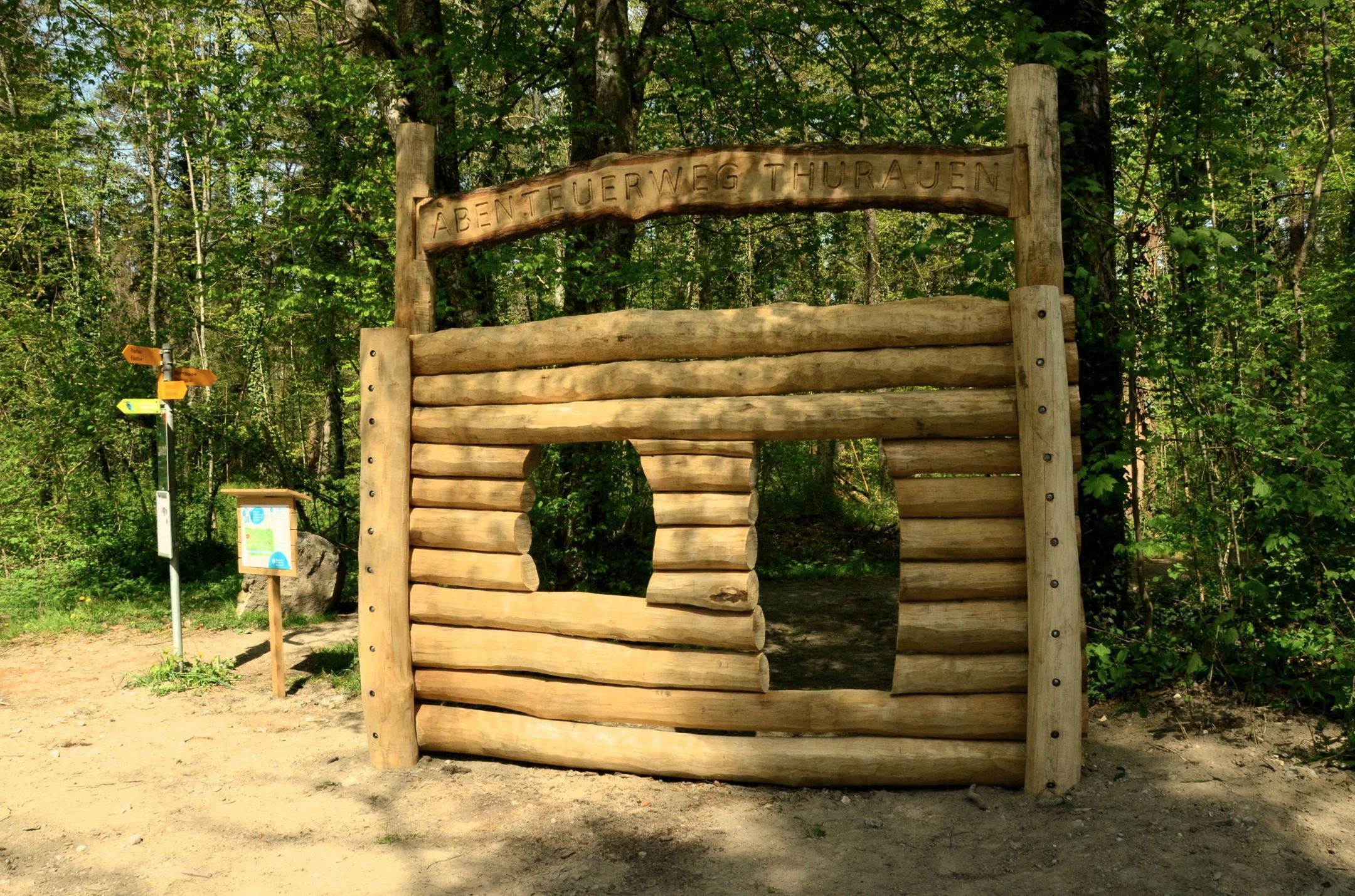 Hölzernes Tor zum Durchsteigen als Startpunkt für den Abenteuerweg Thurauen.