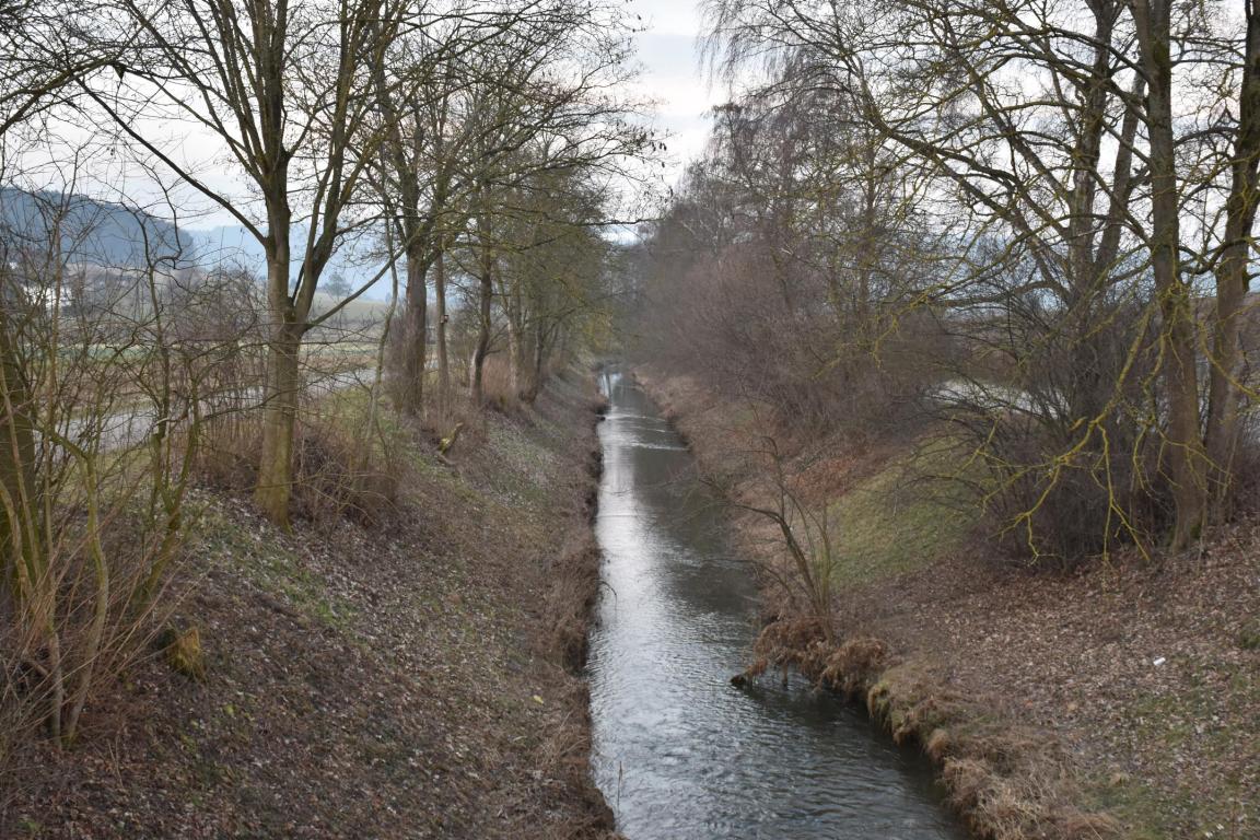 Das Bild zeigt den kanalisierten Furtbach mit hart verbauten Ufern.