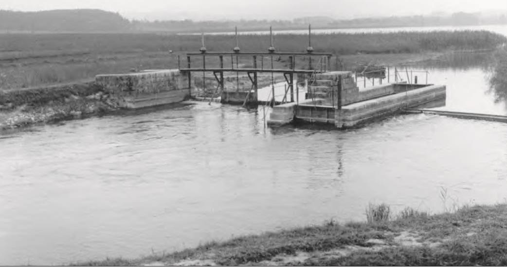 Historisches Schwarz/Weiss Bild aus dem Jahr 1900. Es Zeigt die Glatt mit dem Glattwehr.