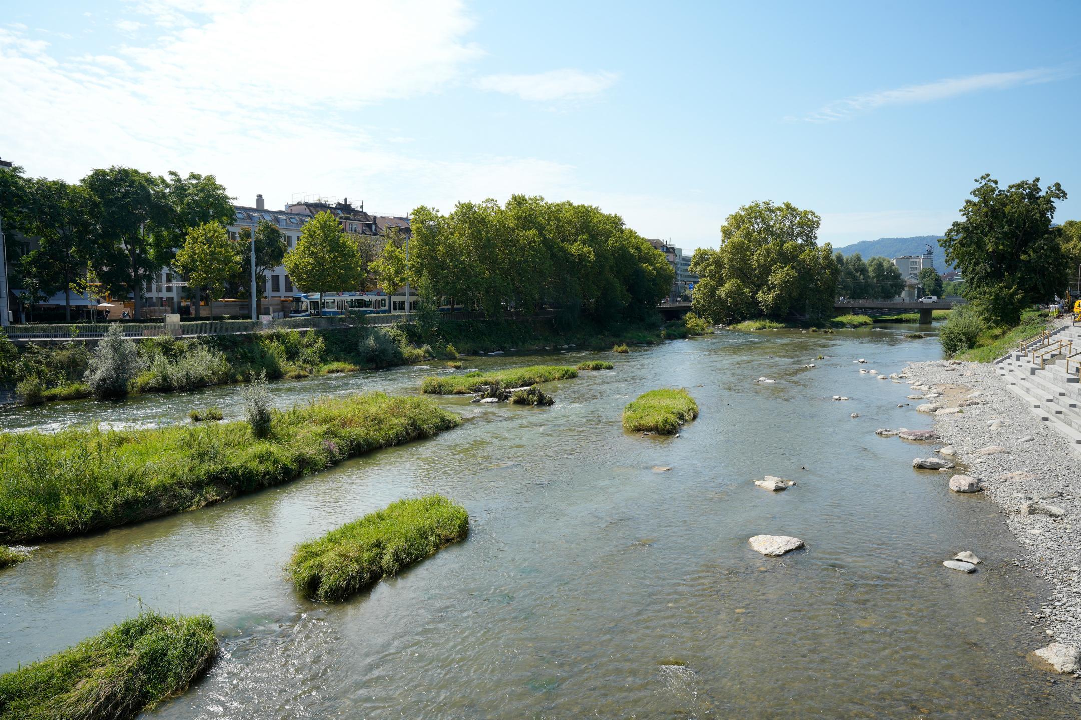 aufgewertete Sihl mit Postterasse auf rechter Bildseite