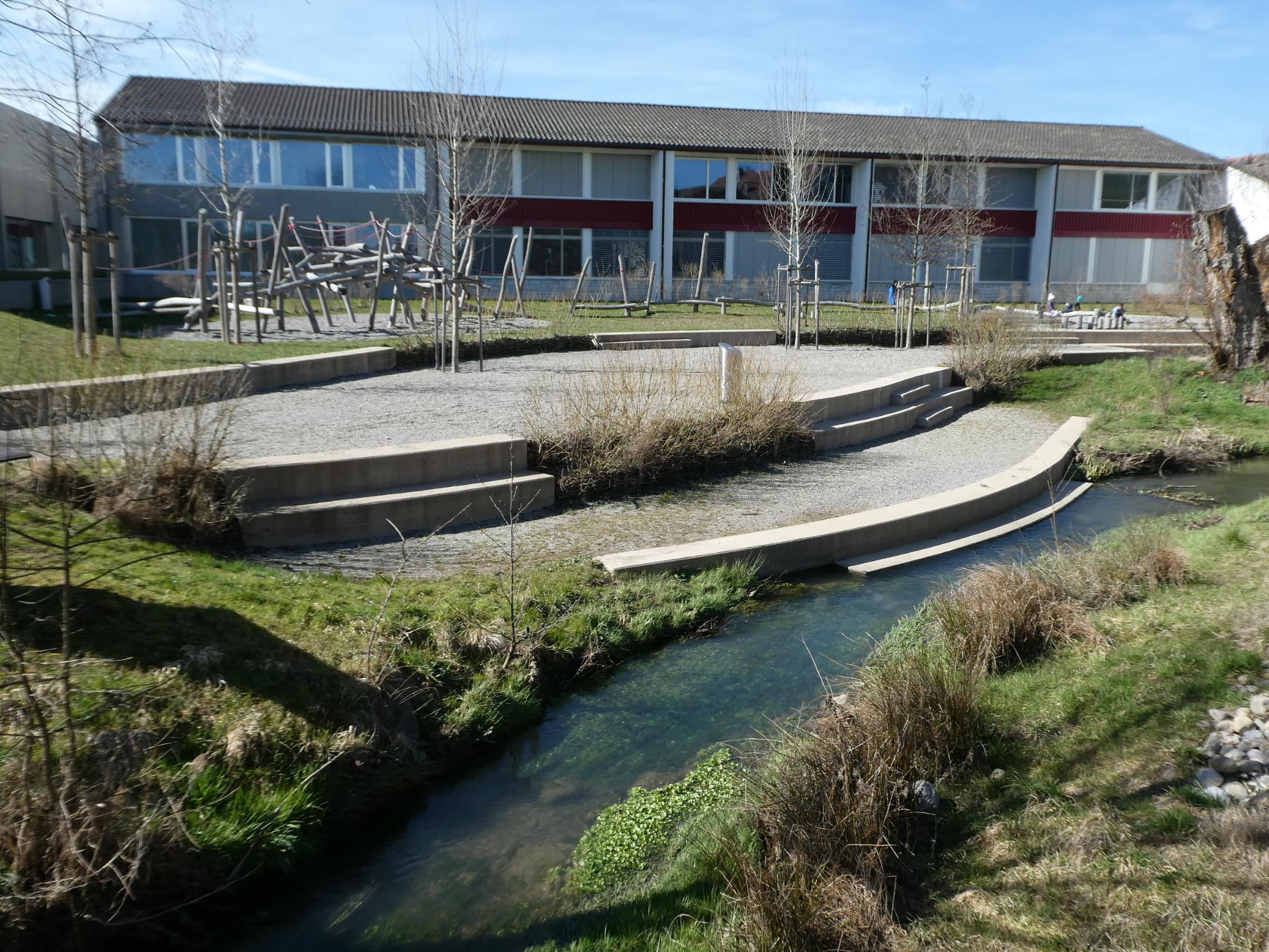 Der Spielplatz an der Surb in Niederwenigen ist über Sitzstufen mit dem Bach verbunden.