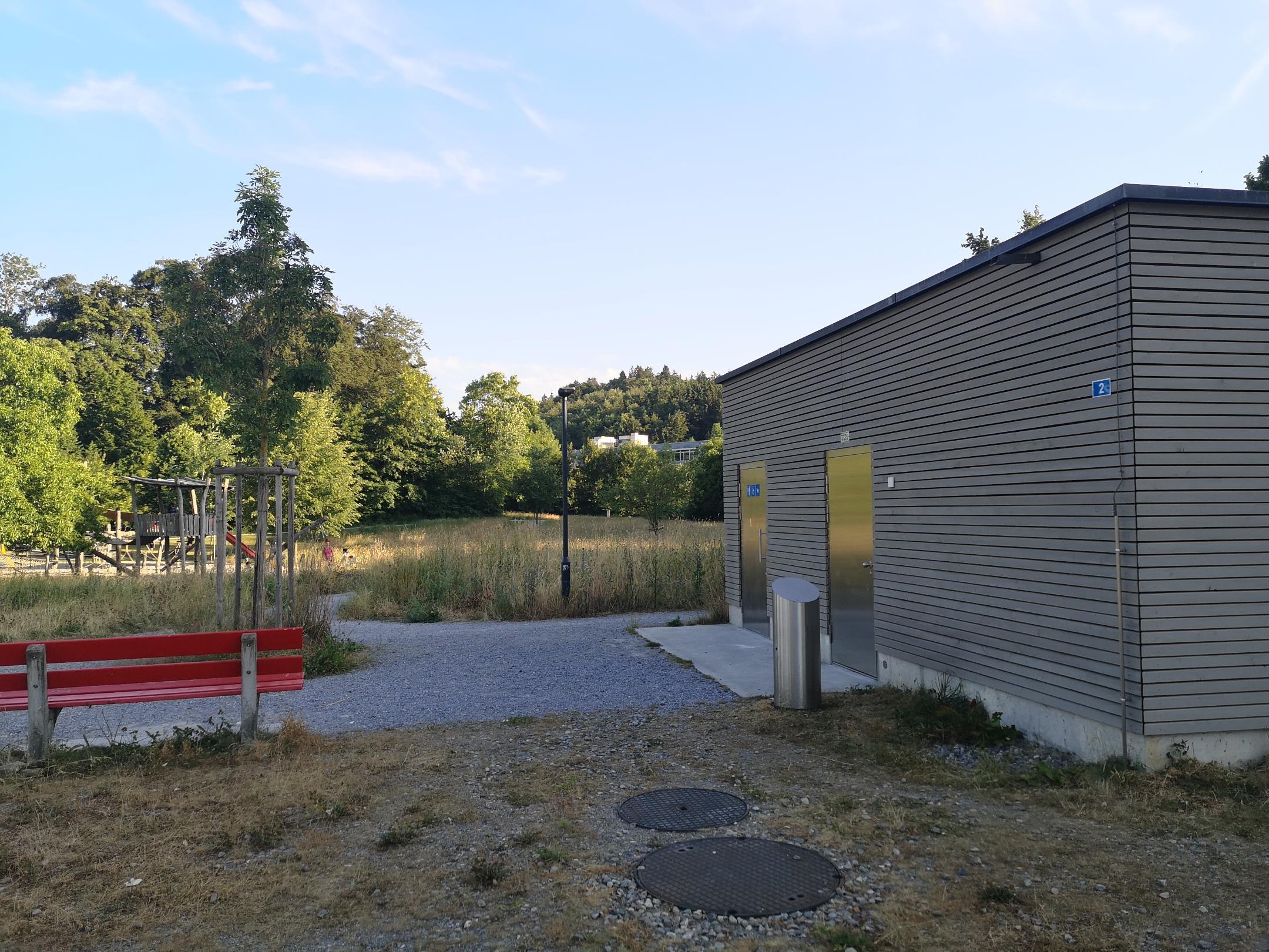 Eine sanitäre Anlage mit Toiletten und Mülleimer vervollständigt das Naherholungsgebiet am Grändelbach in Effretikon.