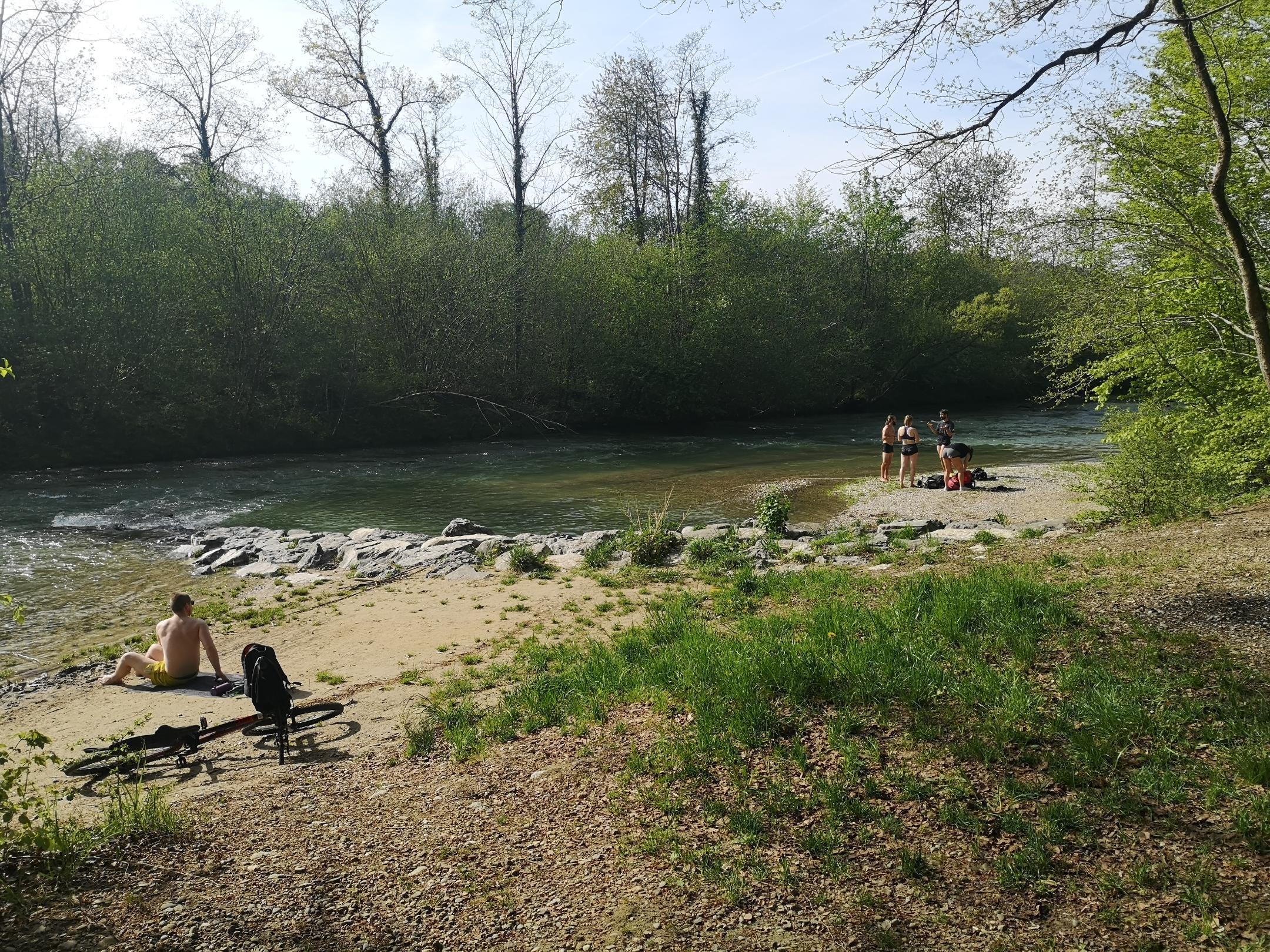 Die Töss fliesst mit wenig Wasser ruhig über eine Schwelle. Die hier entstandenen Kiesbänke sind ein idealer Ort, um den Sommer zu geniessen.