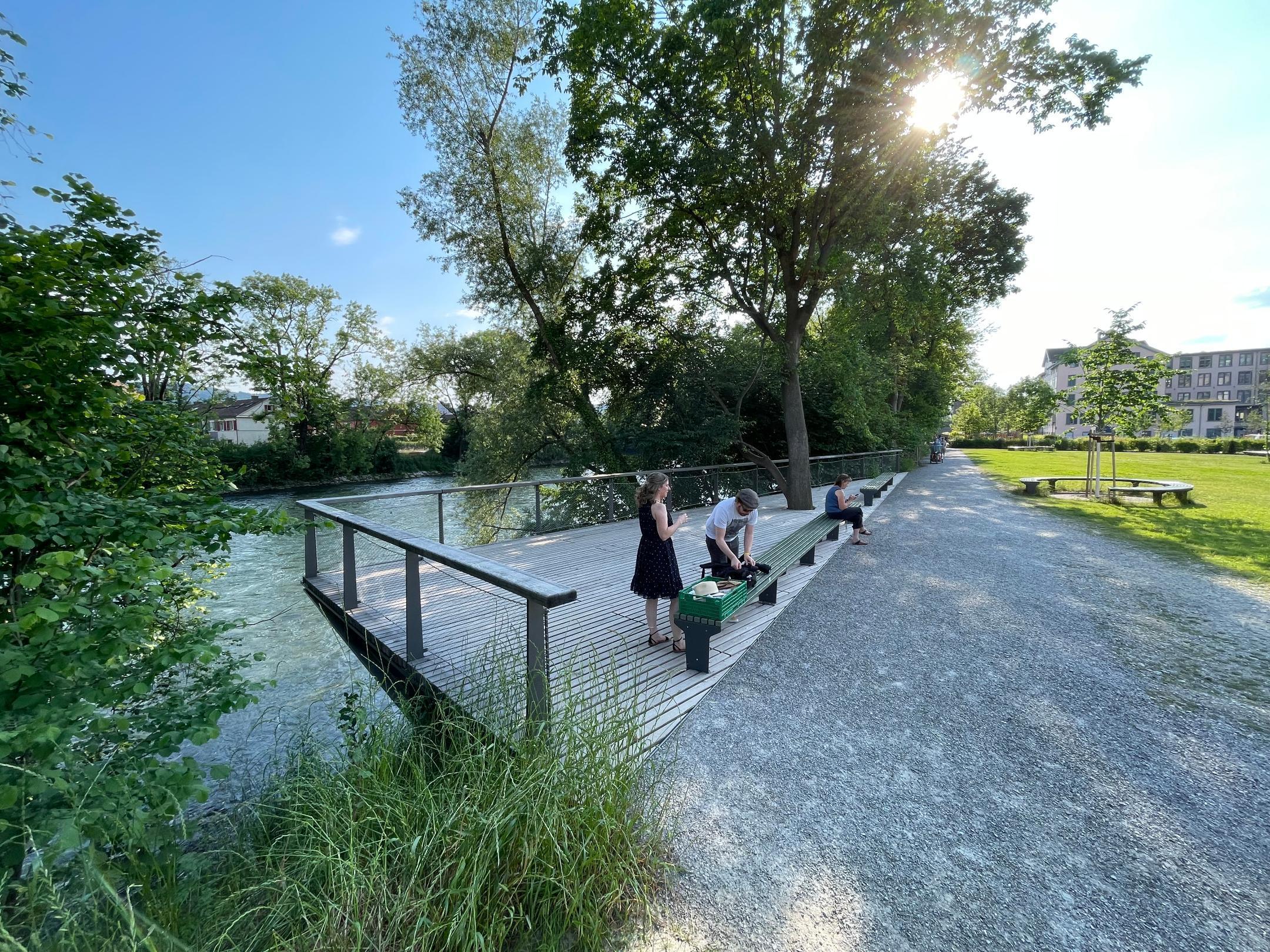 Beim Zürcher «Park am Wasser» gelangt man vom Spazierweg neben der Limmat direkt auf eine hölzerne Beobachtungsplattform, die über dem Fluss hängt.