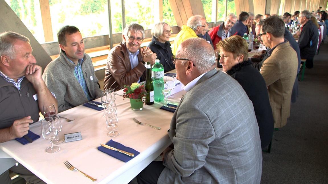 Ein langer Mittagstisch mit Gästen und Regierungsrat Markus Kägi während der Einweihung im September 2013.