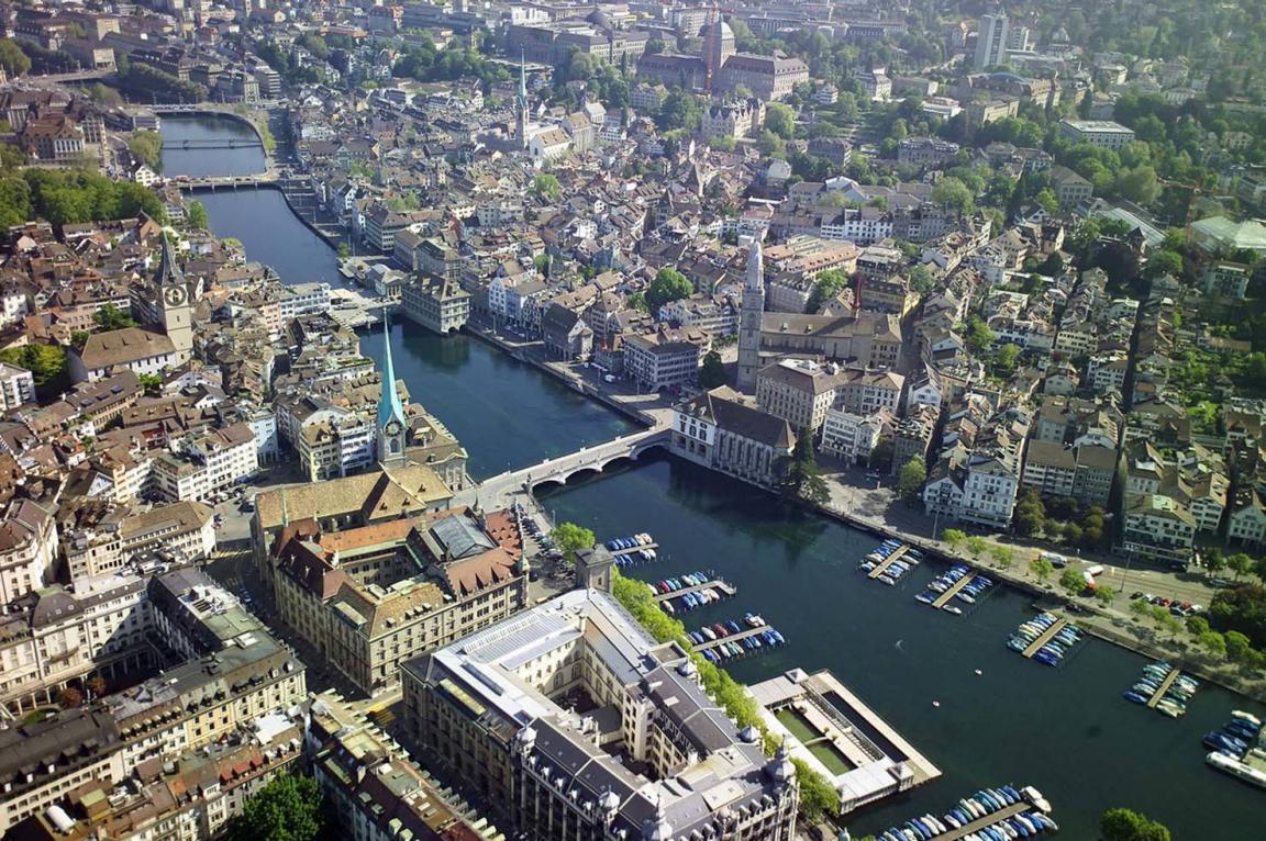 Luftaufnahme der Limmat in der Zürcher Altstadt.