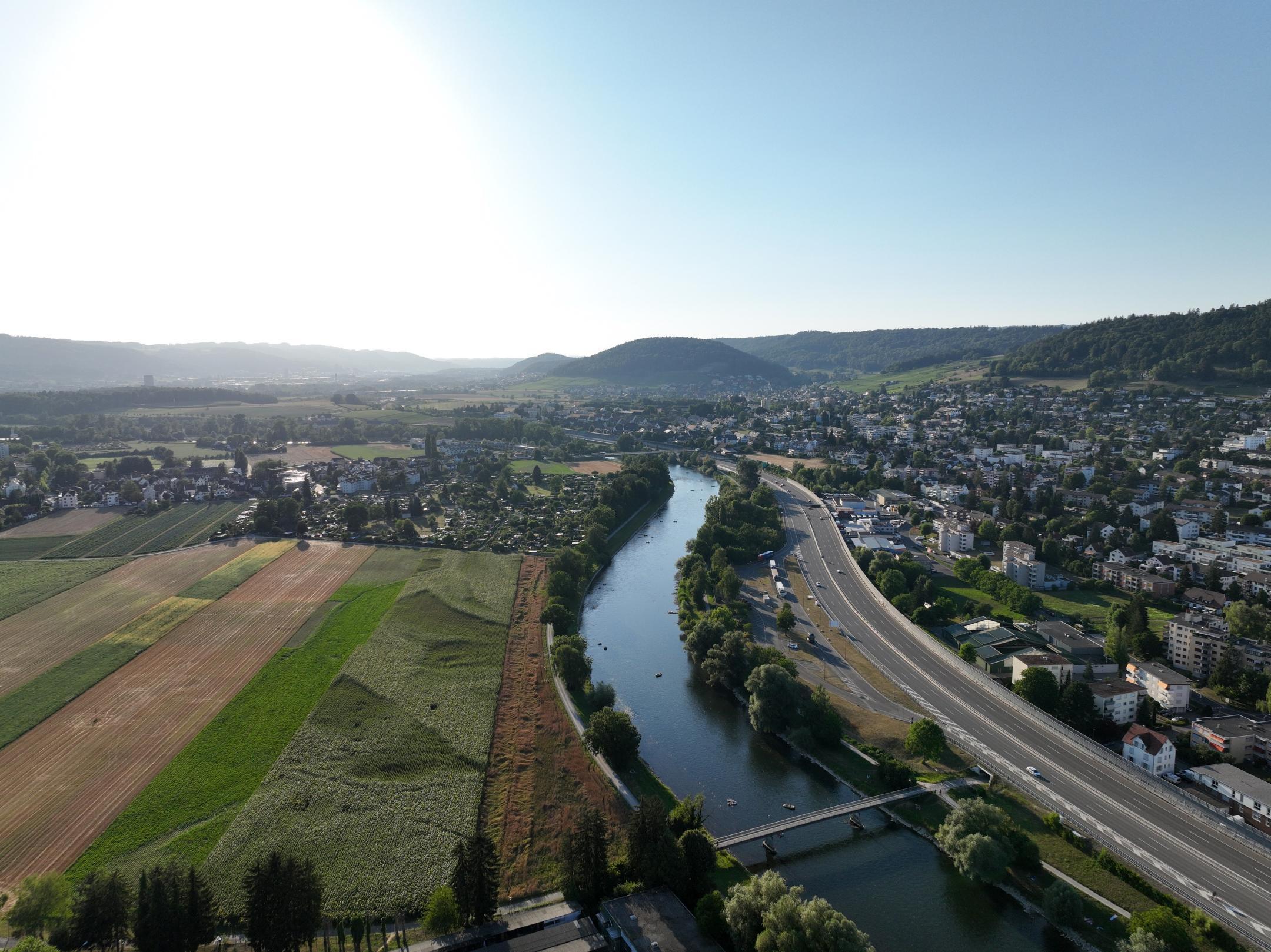 Die kanalisierte Limmat, die der Autobahn entlang fliesst.