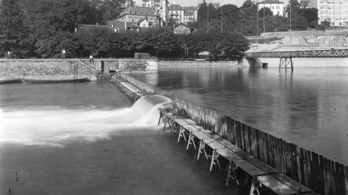 Nadelwehr von 1867, das damals die Limmat zur Regulierung des Zürichsees und zur Nutzung der Wasserkraft staute.