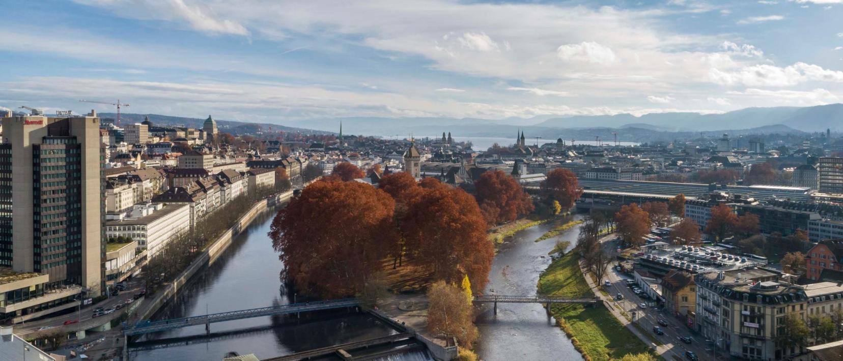 Luftaufnahme des Platzspitzwehrs in Zürich.