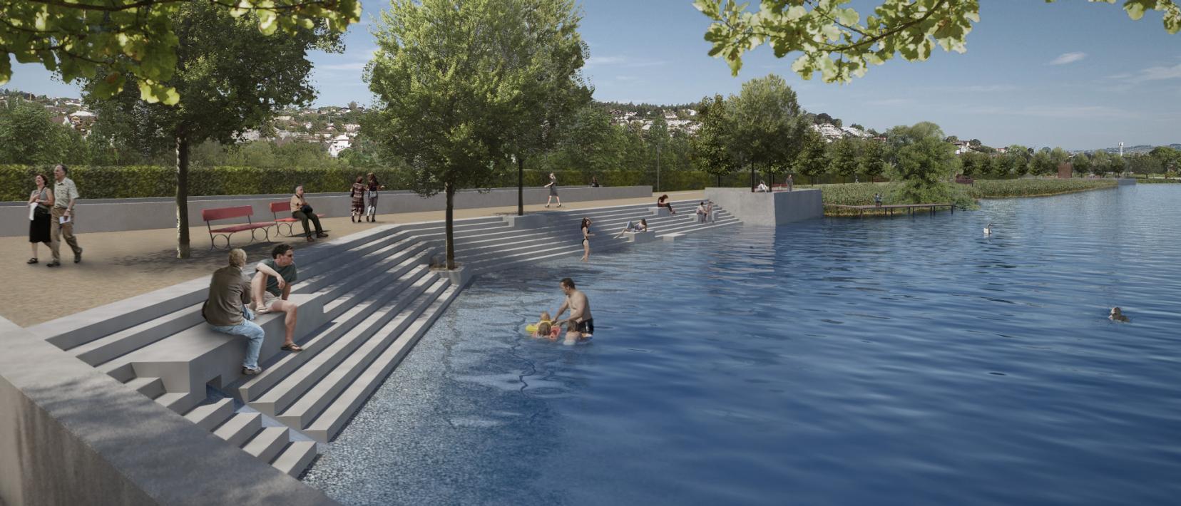 Menschen sitzen auf breiten, mit Bäumen beschatteten Treppenstufen. An deren Ende im See stehen ein Mann und ein Kind im Wasser