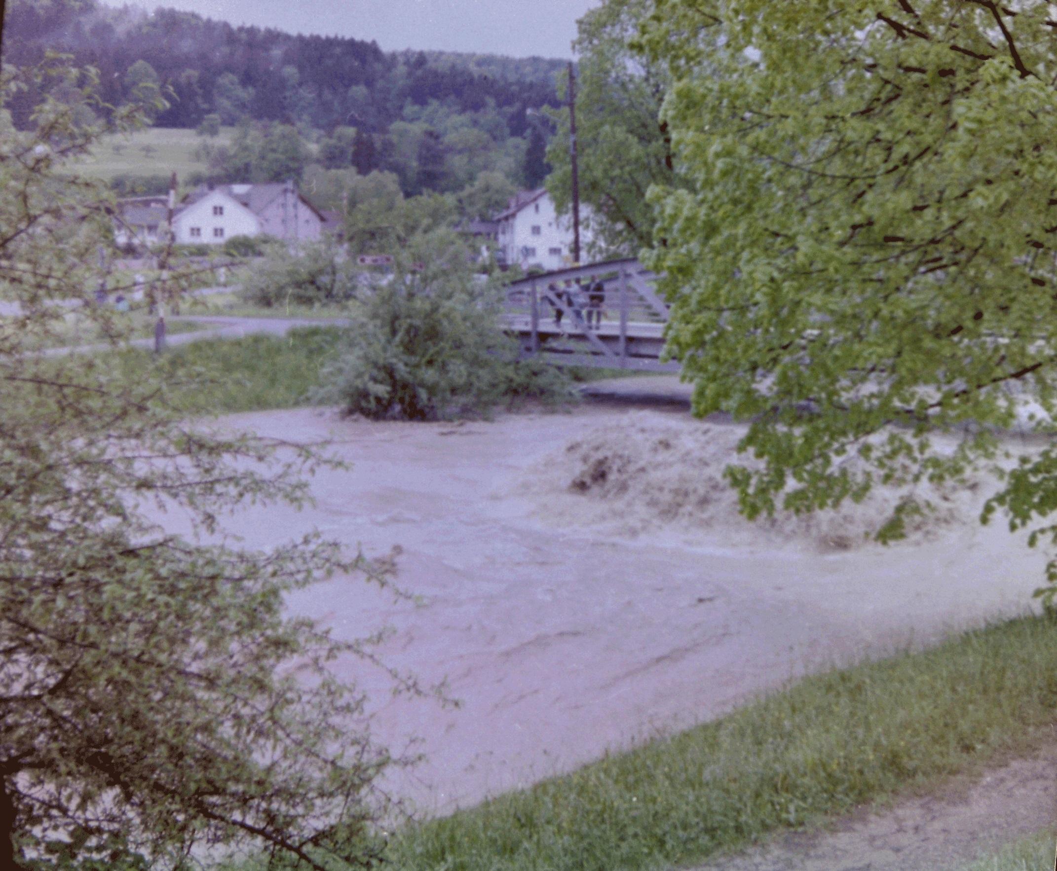 Die Töss bei der Sommerau-Brücke bei Hochwasser. Der Pegelstand ist sehr hoch. Das Wasser kommt nahe an die Unterkante der Brücke