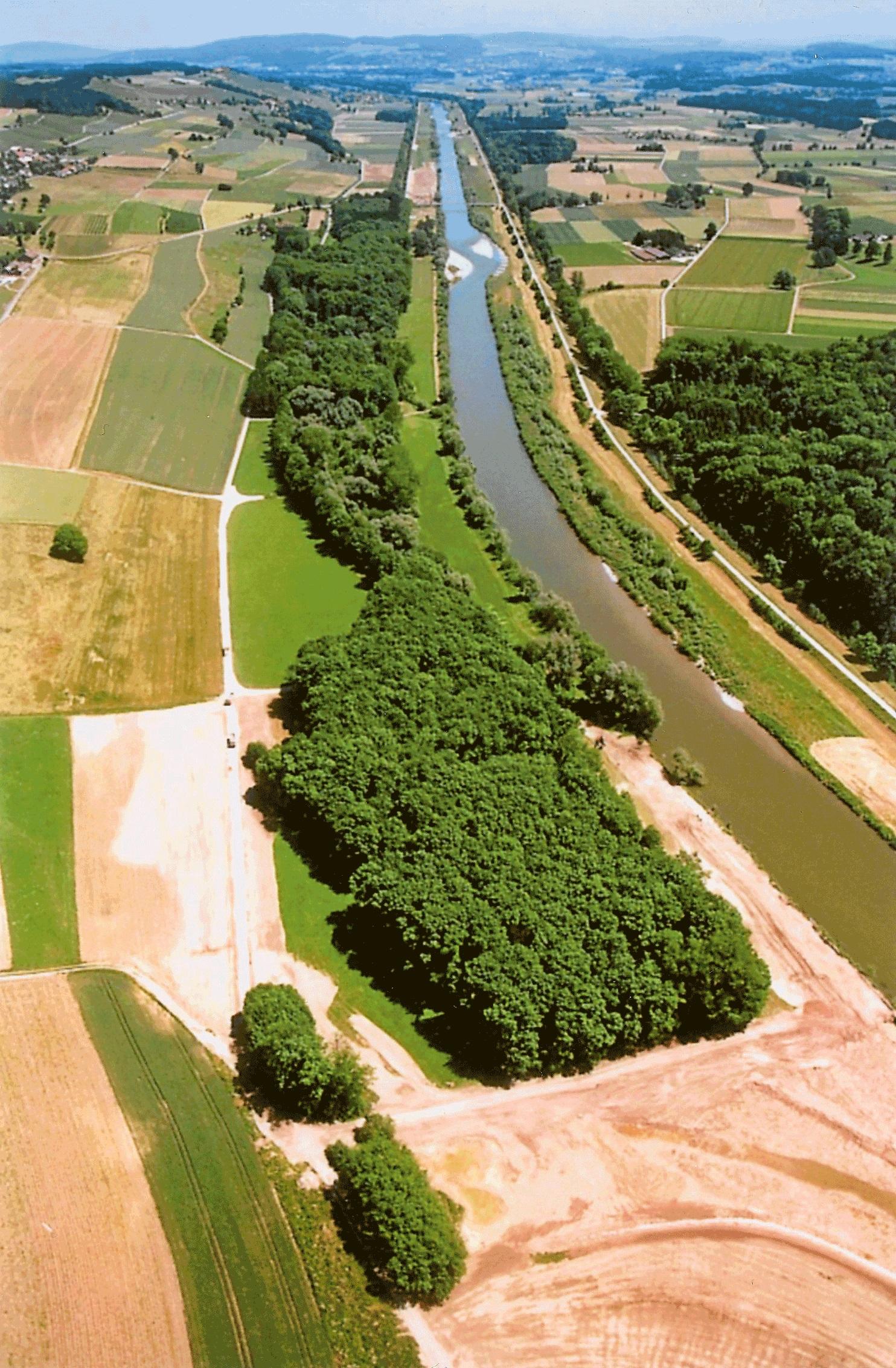 Luftbild eines kanalisierten, begradigten Flussabschnittes