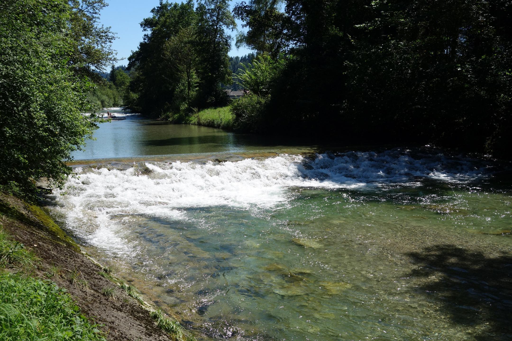 Bild einer Schwelle mit Wasserwalze in der Töss