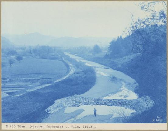 Historisches Foto aus dem Jahr 1913. Es zeigt das trockene Flussbett der Töss zwischen Thurbenthal und Wila. Eine Person steht im fast vollständig ausgetrockneten Flussbett.
