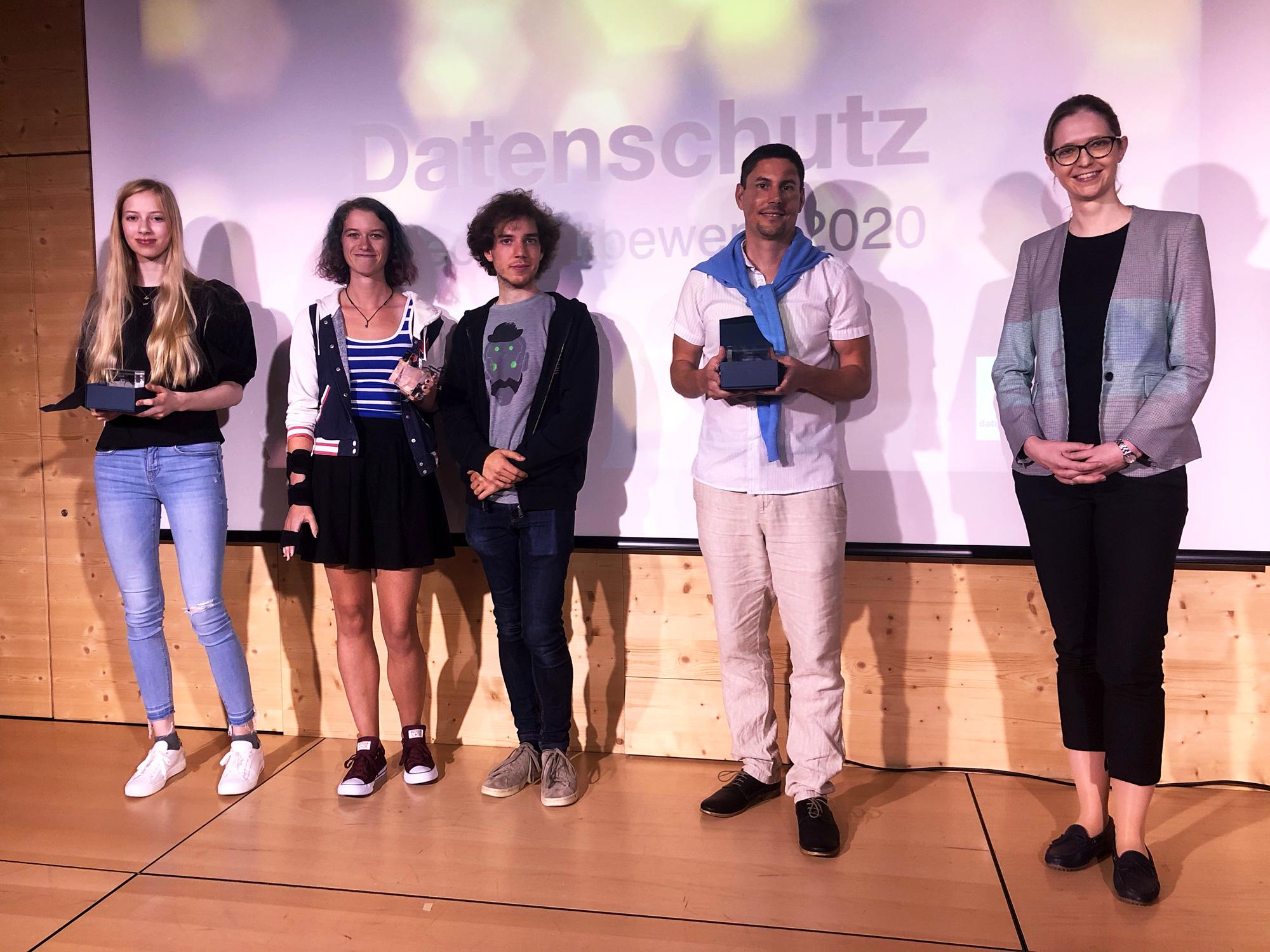 Glastrophäen für die drei bestplatzierten Einsendungen des Datenschutz-Video-Wettbewerbs 2020