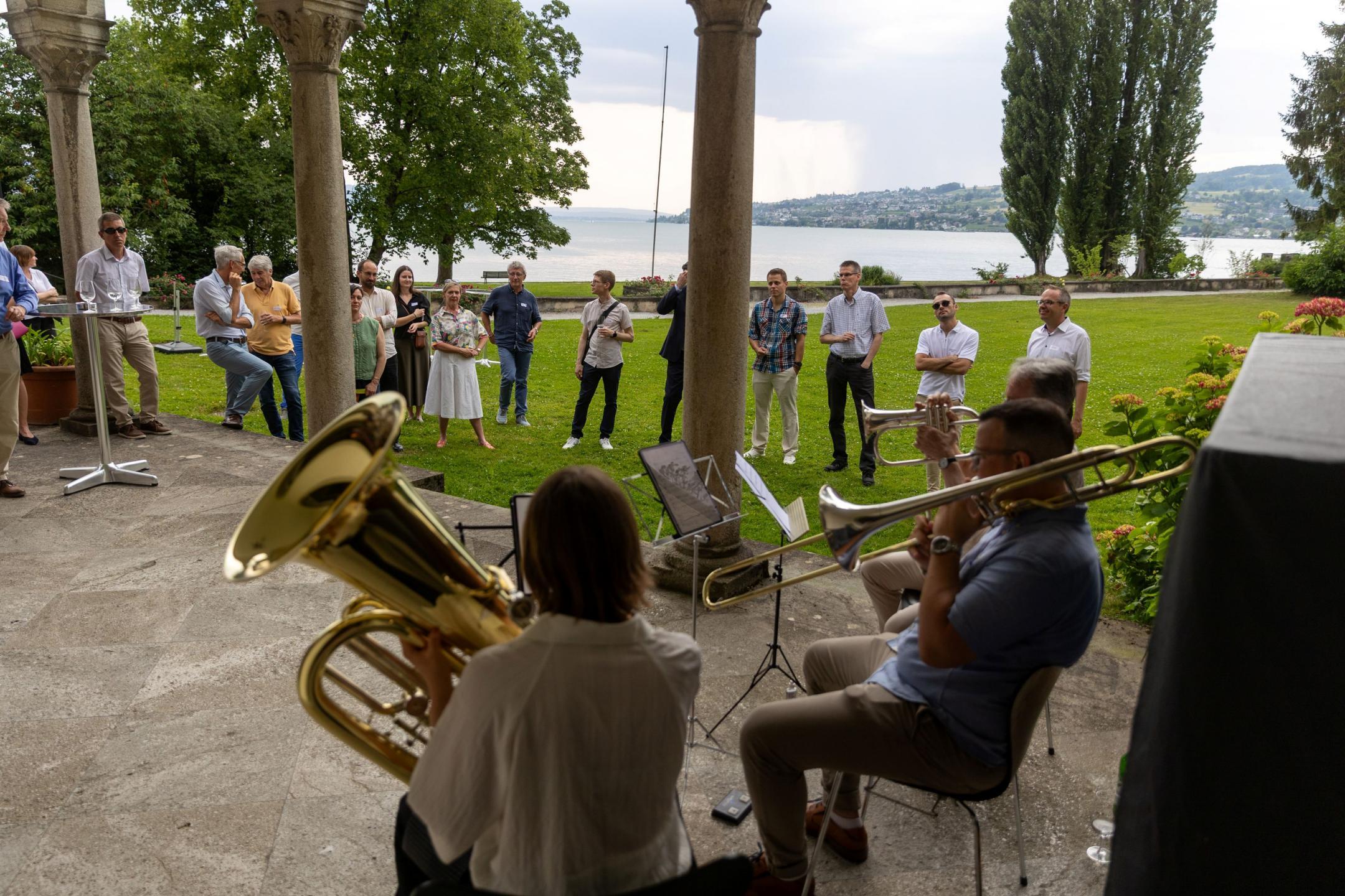 Musiker und Zuhörende 