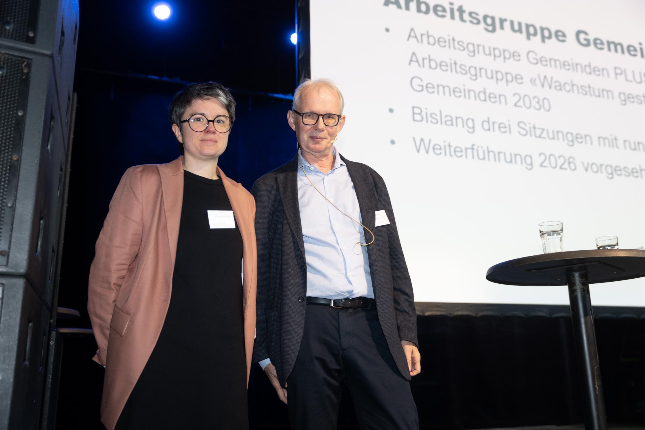 Eine Frau und ein Mann stehen auf der Bühne.