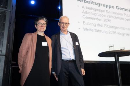 Eine Frau und ein Mann stehen auf der Bühne.