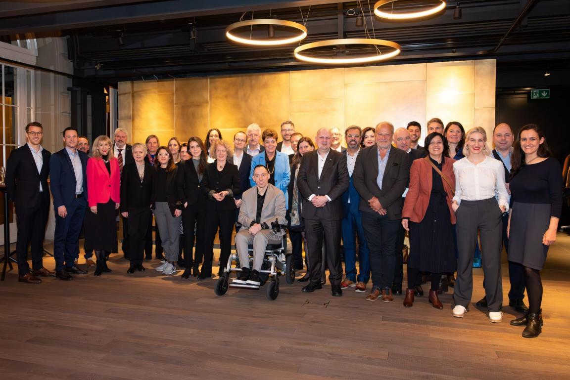 Am Sessionstreffen teilnehmende Zürcher Mitglieder der Eidgenössischen Räte mit den Regierungsräten Jacqueline Fehr, Martin Neukom, Silvia Steiner und Staatschreiberin Kathrin Arioli sowie Vertreterinnen und Vertreter der Stadtregierungen Zürich und Winterthur.