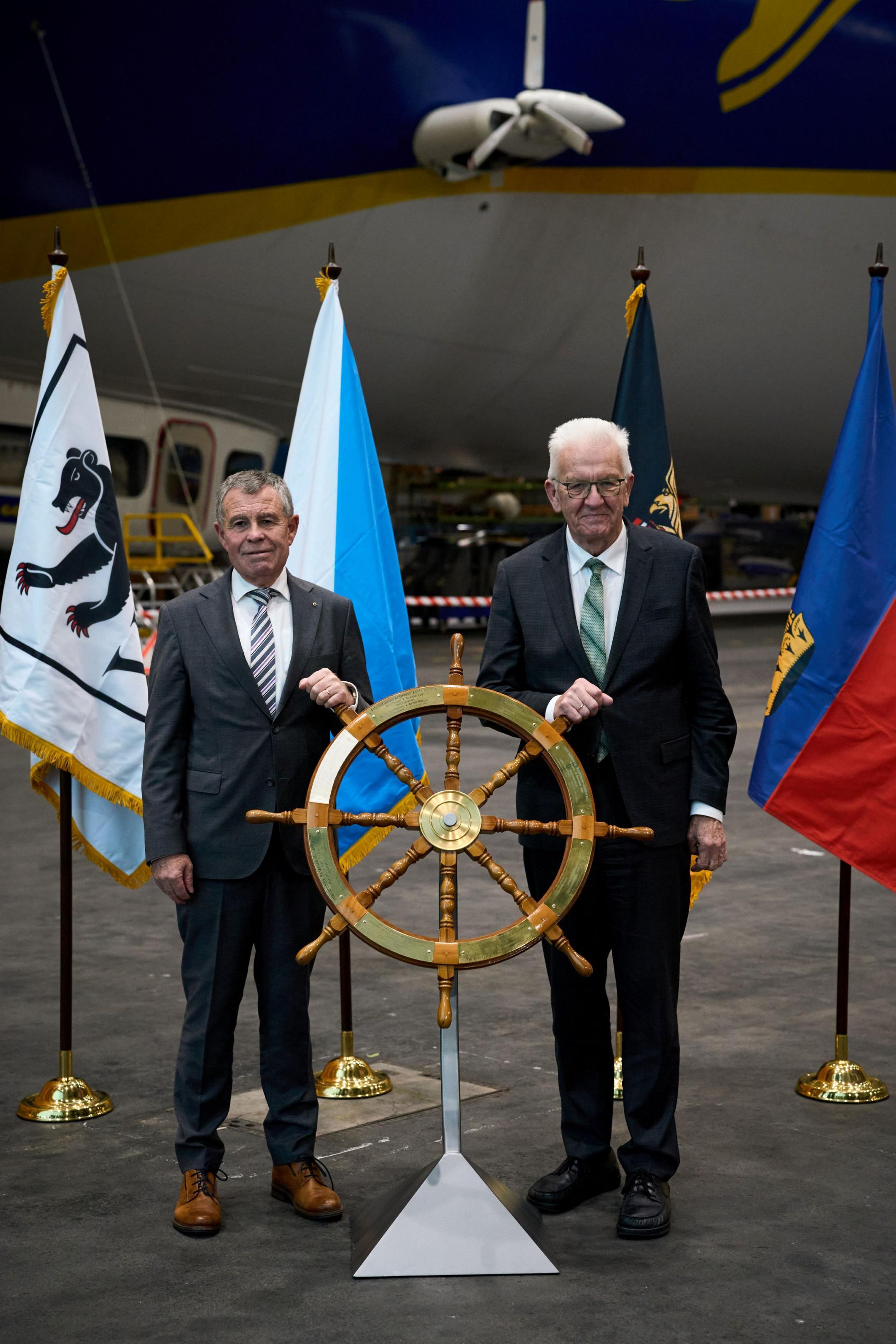 Ministerpräsident Kretschmann übergibt das Steuerrad an Regierungsrat Ernst Stocker