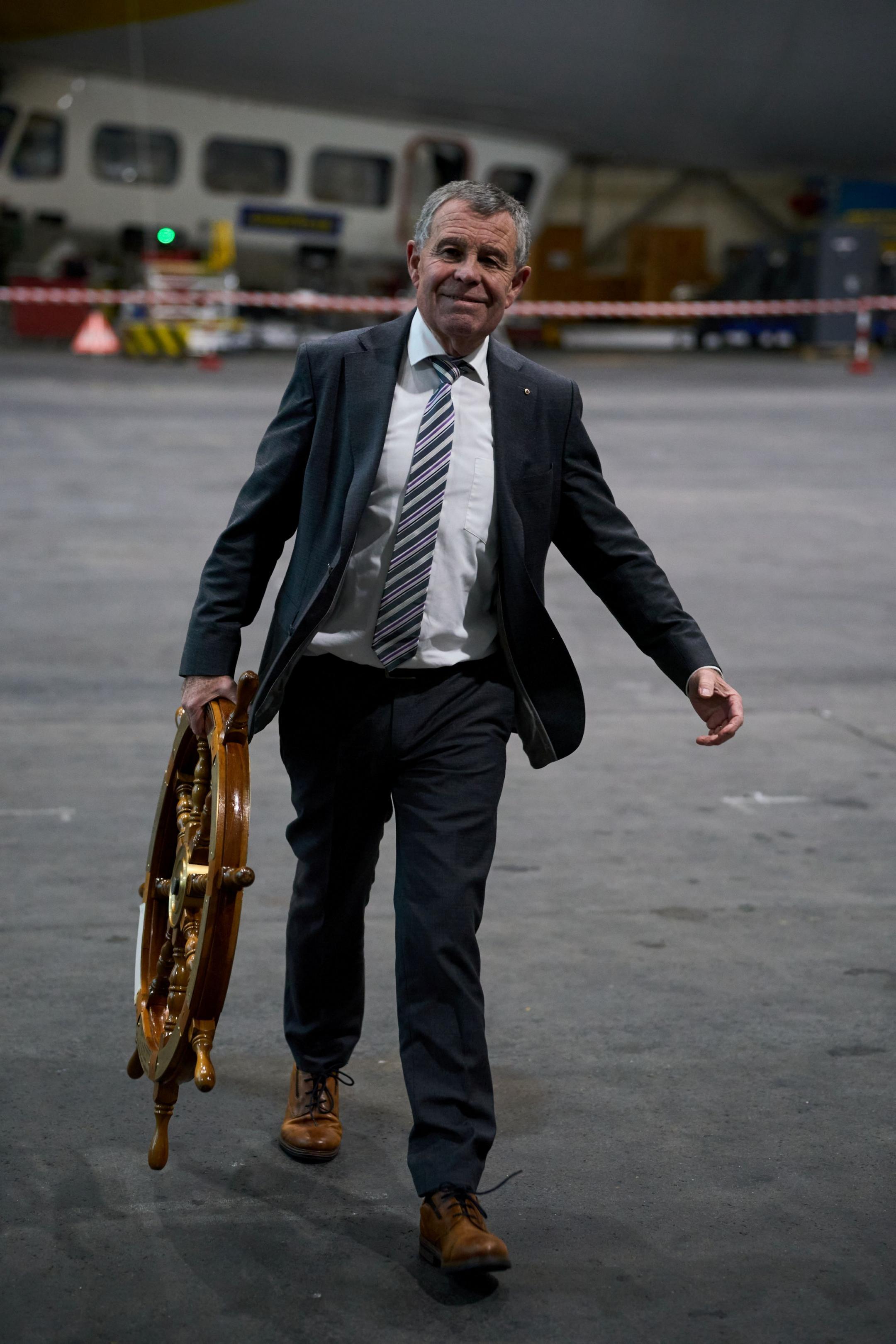 Regierungsrat Stocker trägt das IBK-Vorsitzjahr-Steuerrad