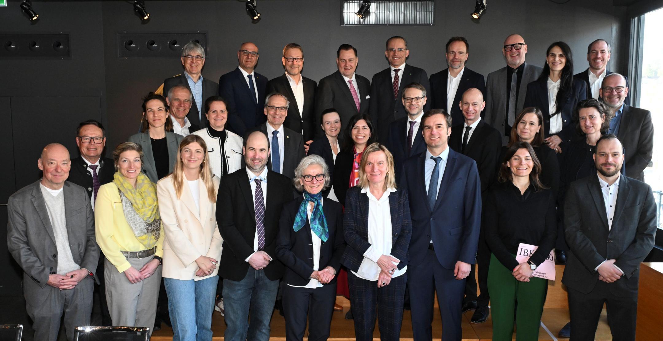 Bild von Mitgliedern des ständigen Ausschusses der IBK in einer Arbeitssiutation