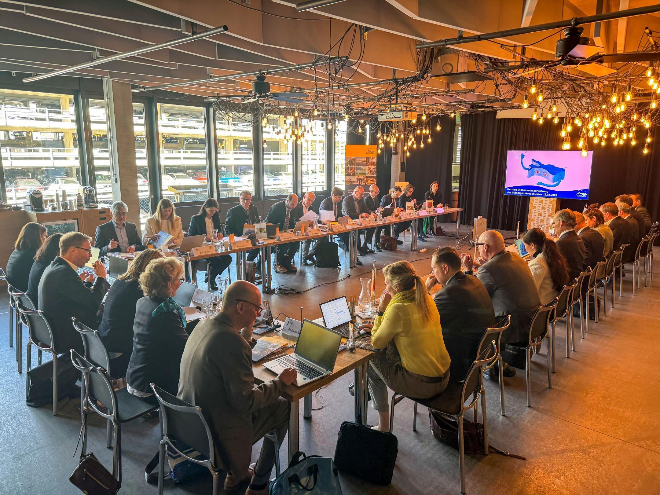 Bild von Mitgliedern des Ständigen Ausschusses der IBK in einer Arbeitssituation