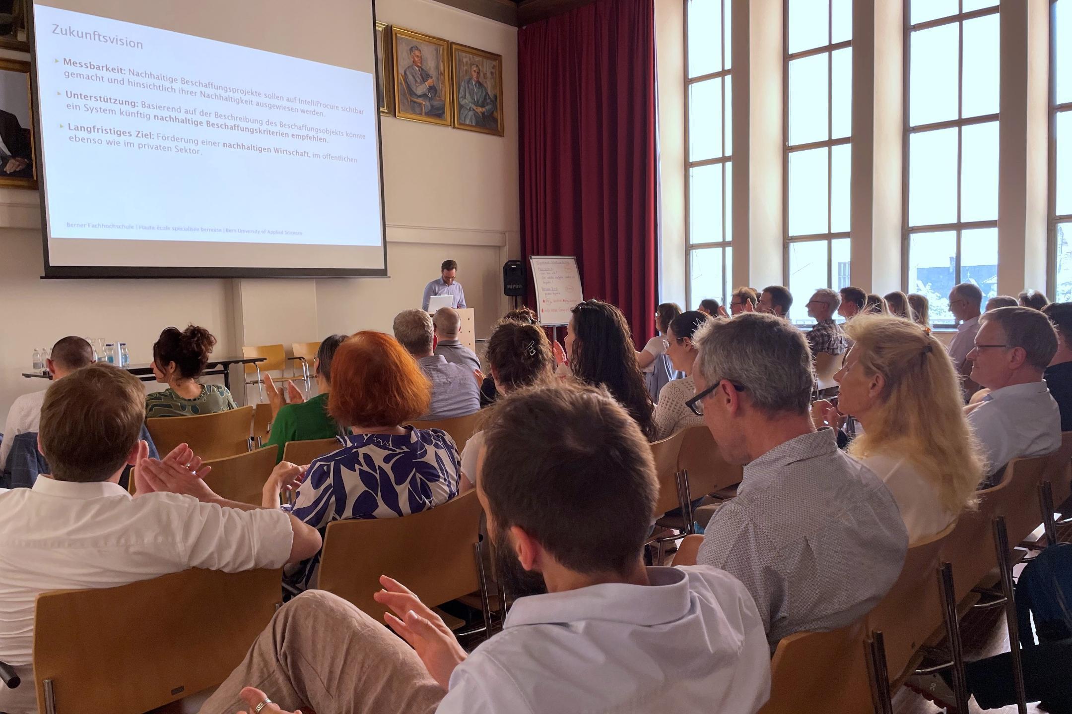 Luca Rolshoven präsentiert wie KI die nachhaltige Beschaffung fördern kann.